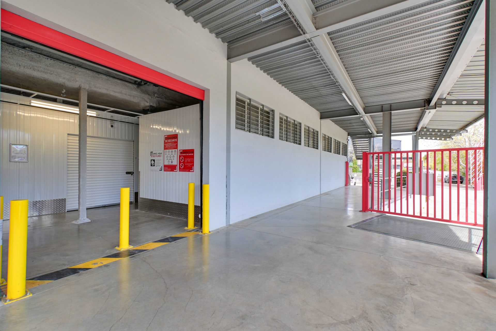 Entrée couverte du centre HOMEBOX Aix Sainte-Victoire avec barrière rouge et accès sécurisé.