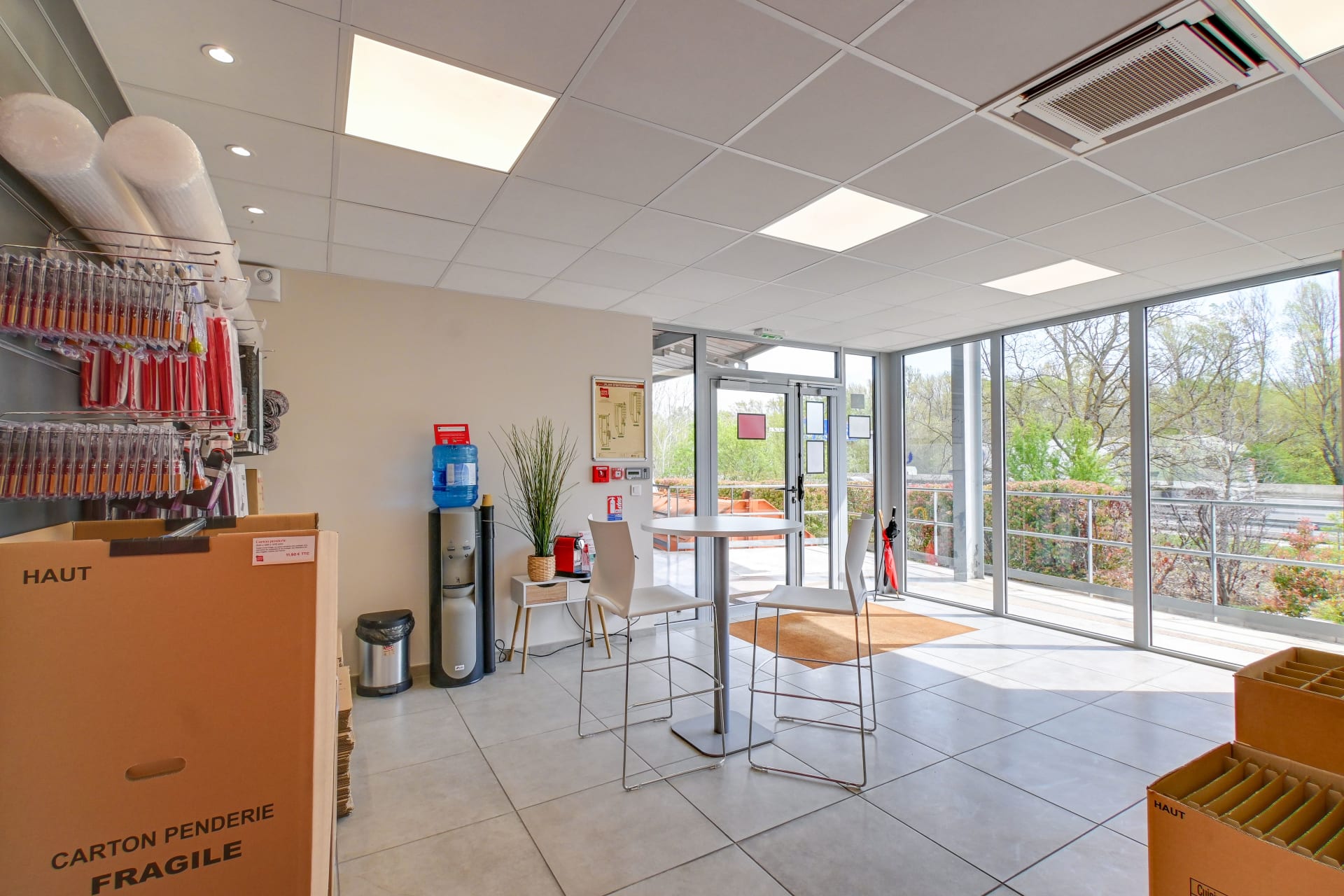 Pièce accueil des clients au centre HOMEBOX d'Aix Sainte-Victoire