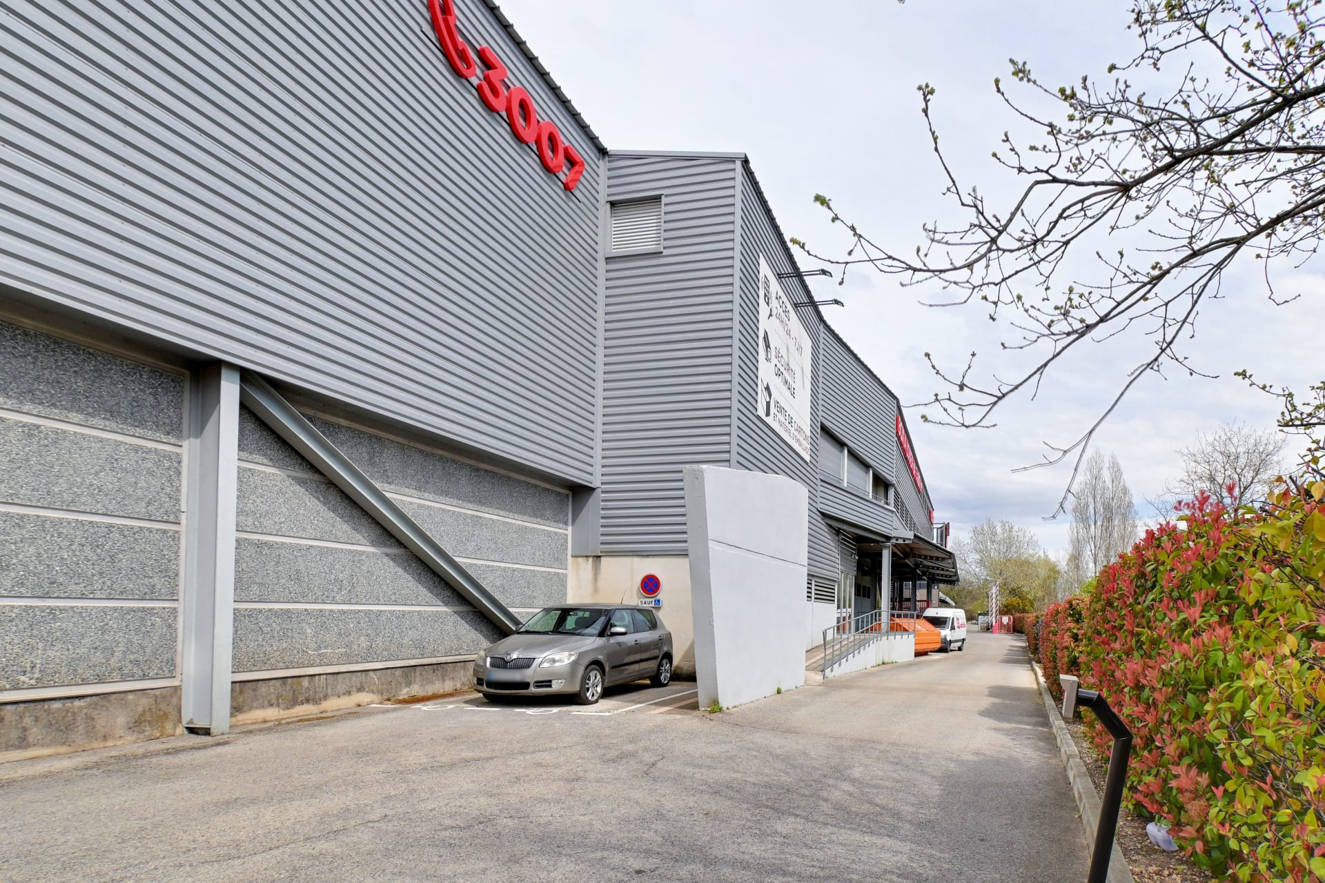 Vue extérieure du centre HOMEBOX Aix Sainte-Victoire, ZA de la Muscatelle à Châteauneuf-le-Rouge