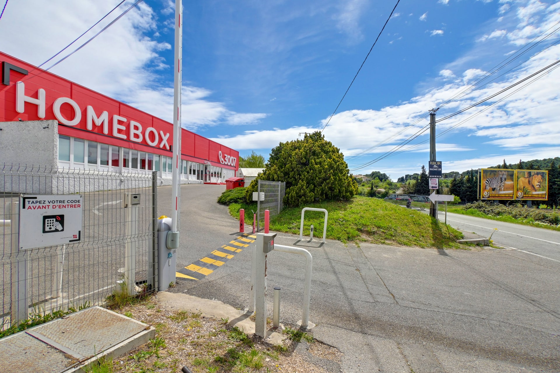 Portail d'entrée avec barrière levante et clavier d'accès en bord de route, HOMEBOX Les Pennes-Mirabeau, 645 Route de Calas aux Pennes-Mirabeau