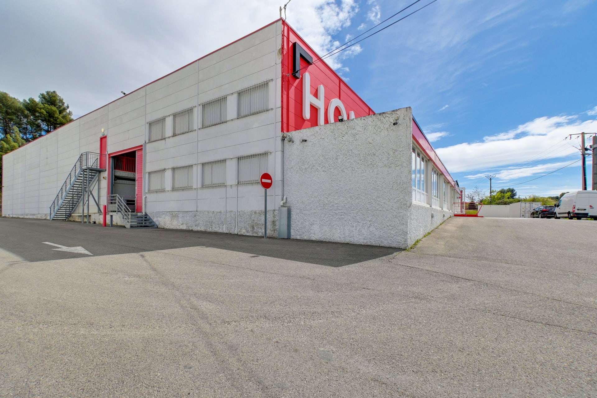 Vue extérieure du bâtiment de stockage avec escalier et façade rouge HOMEBOX, HOMEBOX Les Pennes-Mirabeau, 645 Route de Calas à Les Pennes-Mirabeau