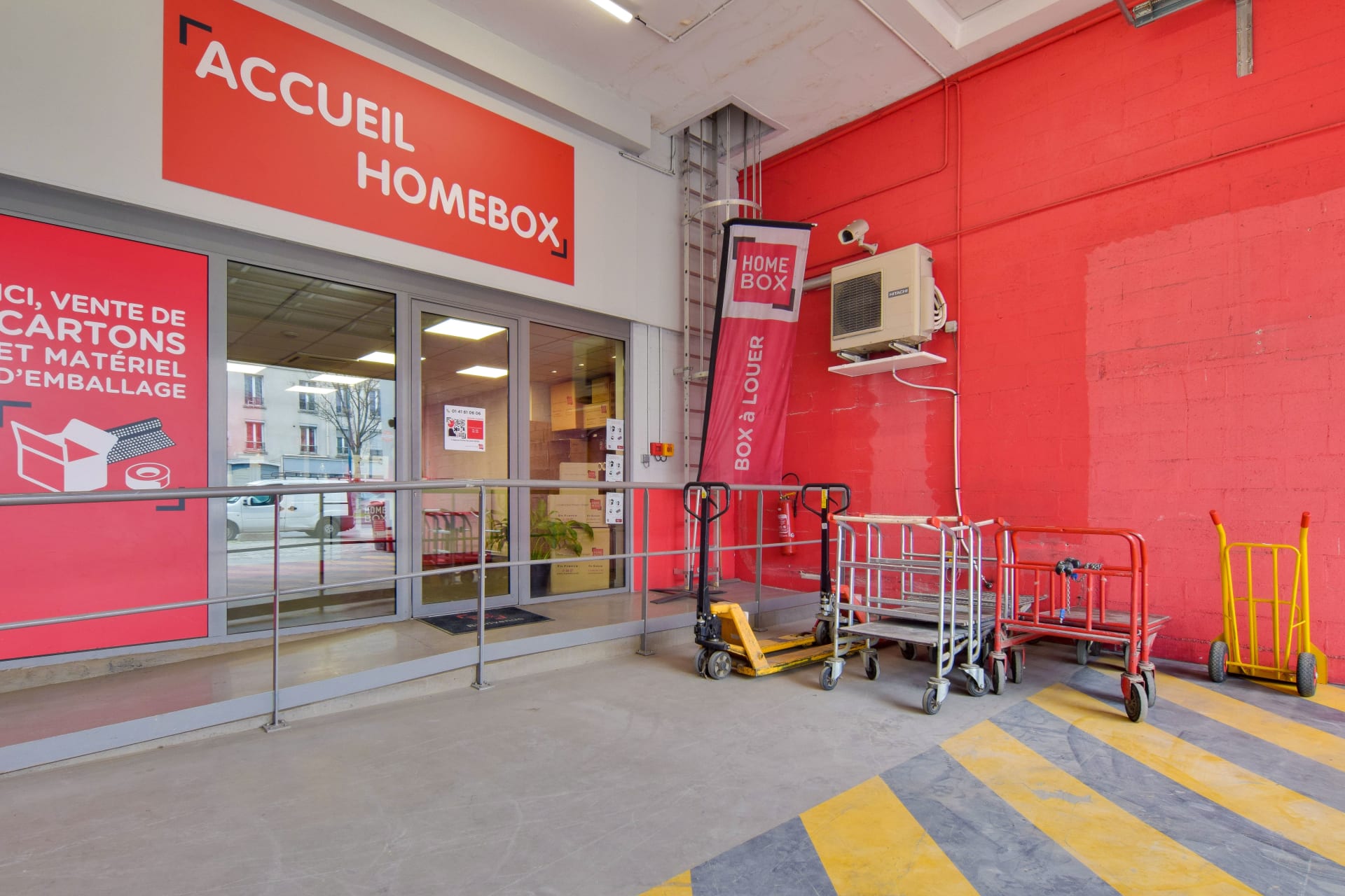 Quai intérieur avec chariots, transpalettes et entrée de l'accueil vitré du centre HOMEBOX La Villette-Aubervilliers