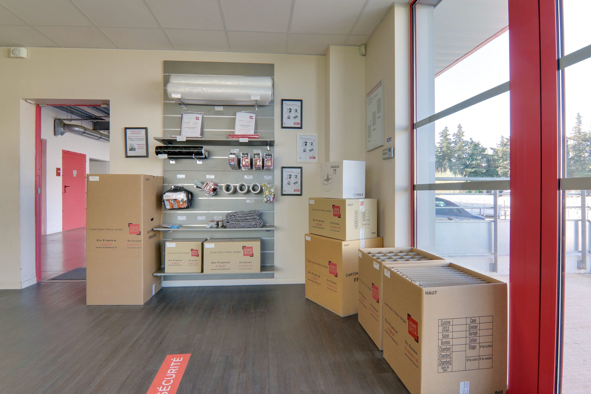 Espace boutique avec cartons de déménagement et fournitures d'emballage du centre HOMEBOX Nîmes