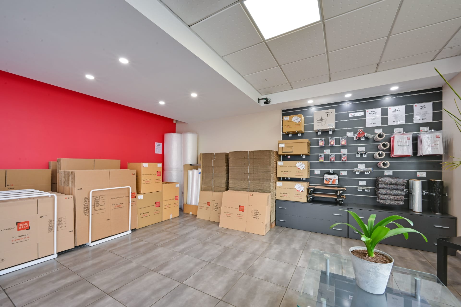 Espace de vente cartons et accessoires d'emballage avec présentoir mural du centre HOMEBOX Plaisir