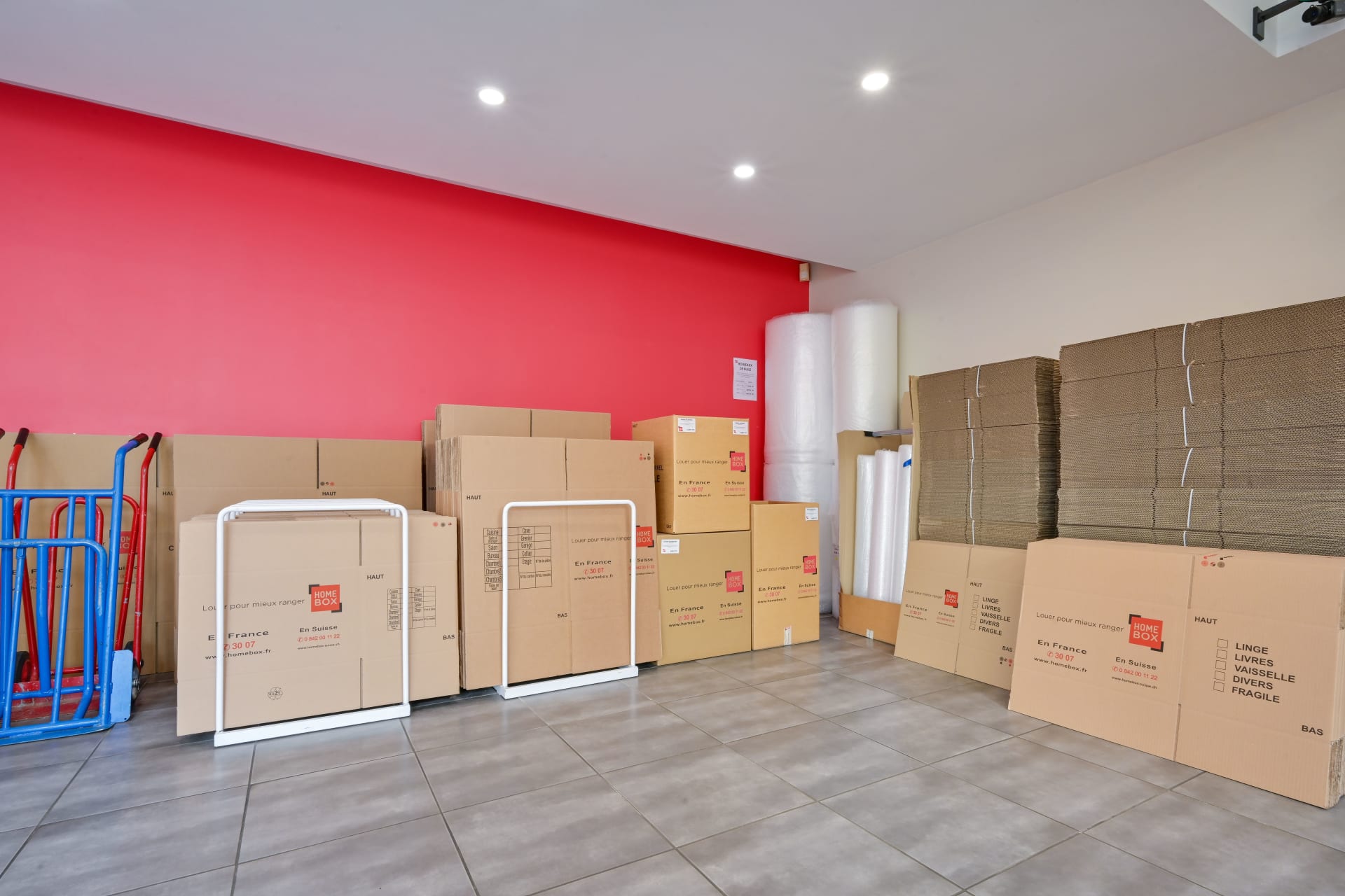 Espace de vente avec cartons de déménagement, diables et matériel d'emballage du centre HOMEBOX Plaisir