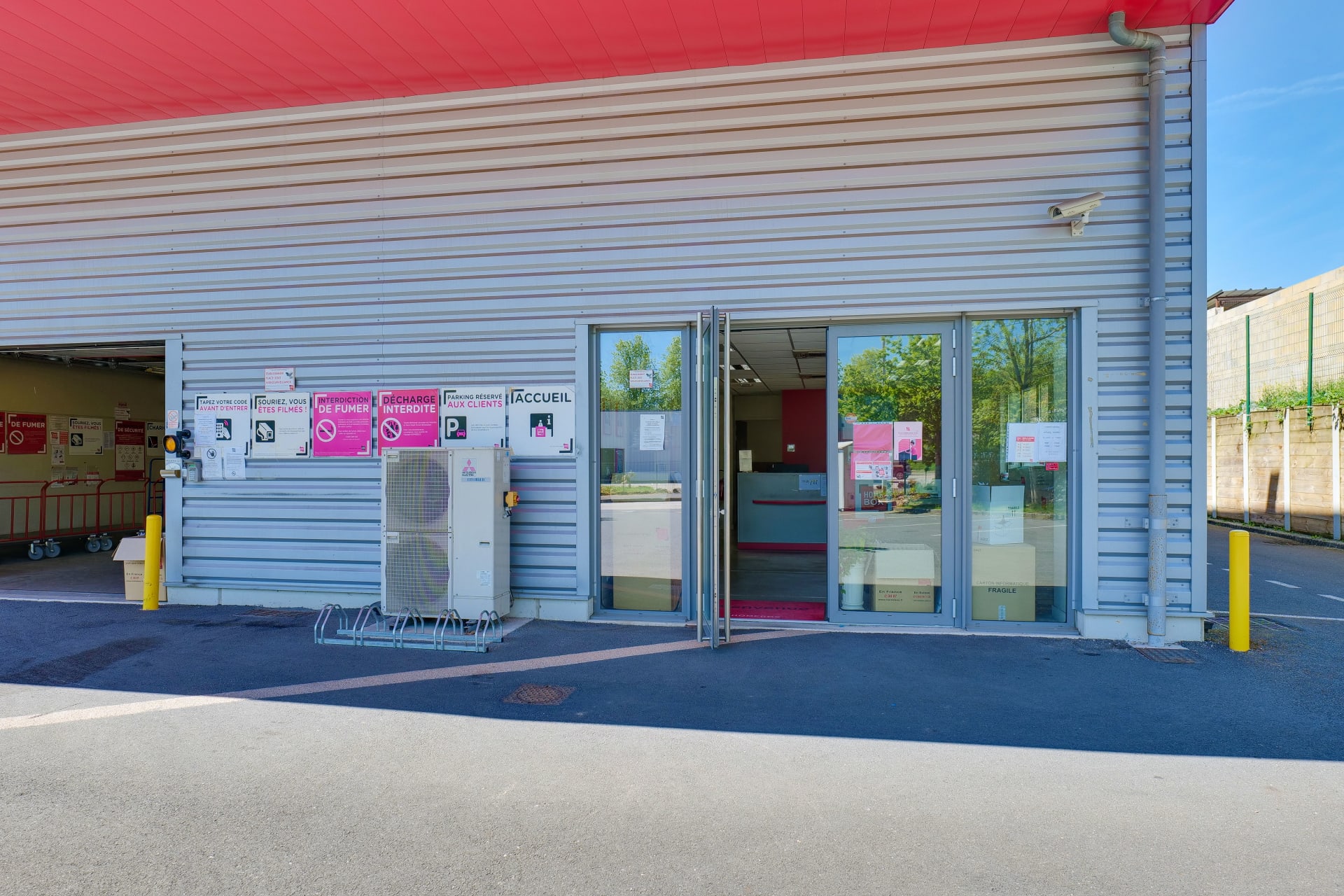 Entrée vitrée Accueil avec affichage et caméra de surveillance, HOMEBOX Limoges, 8 Allée Louis Daubenton ZAC Beaubreuil à Limoges