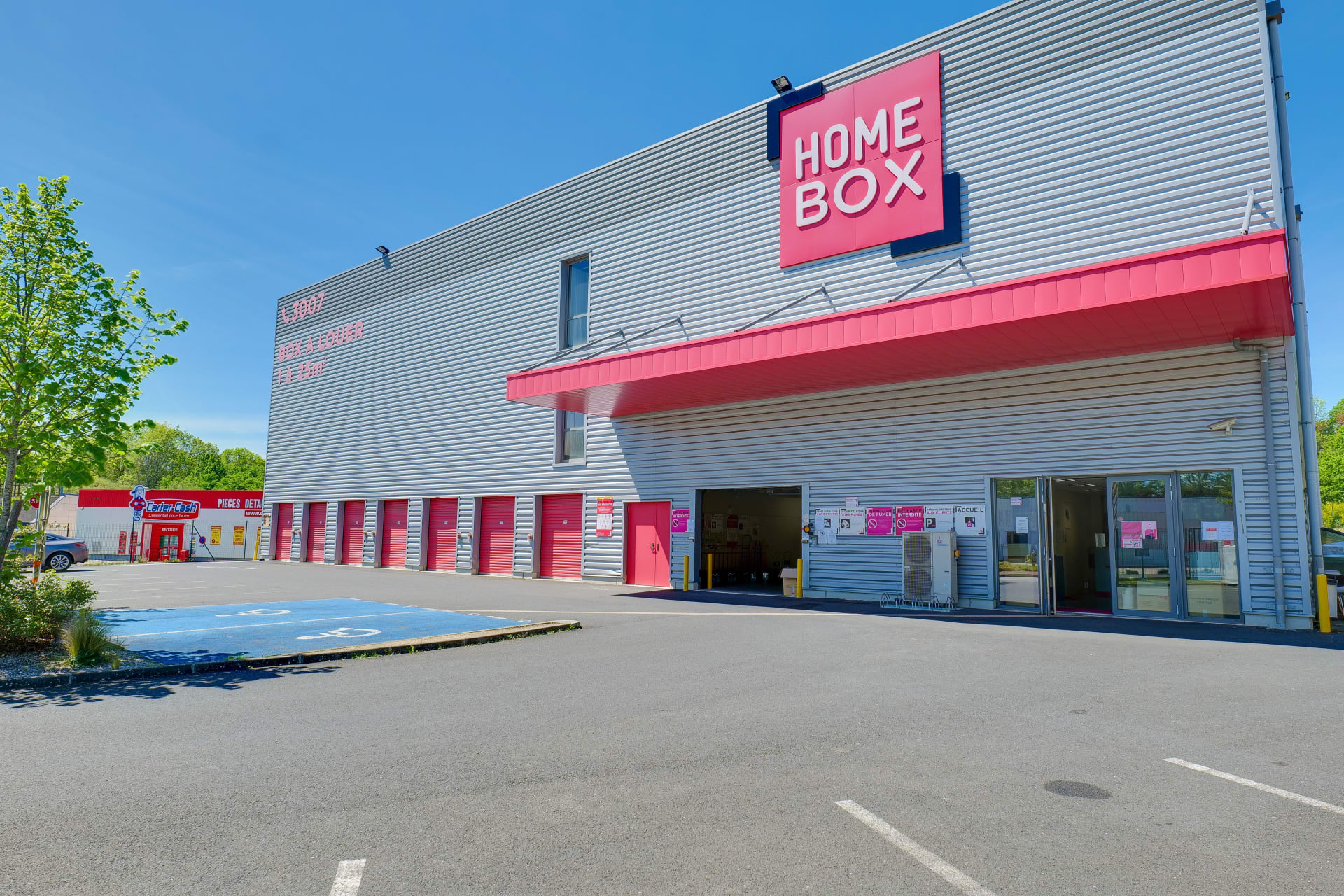 Façade principale avec auvent rouge et parking, HOMEBOX Limoges, 8 Allée Louis Daubenton ZAC Beaubreuil à Limoges