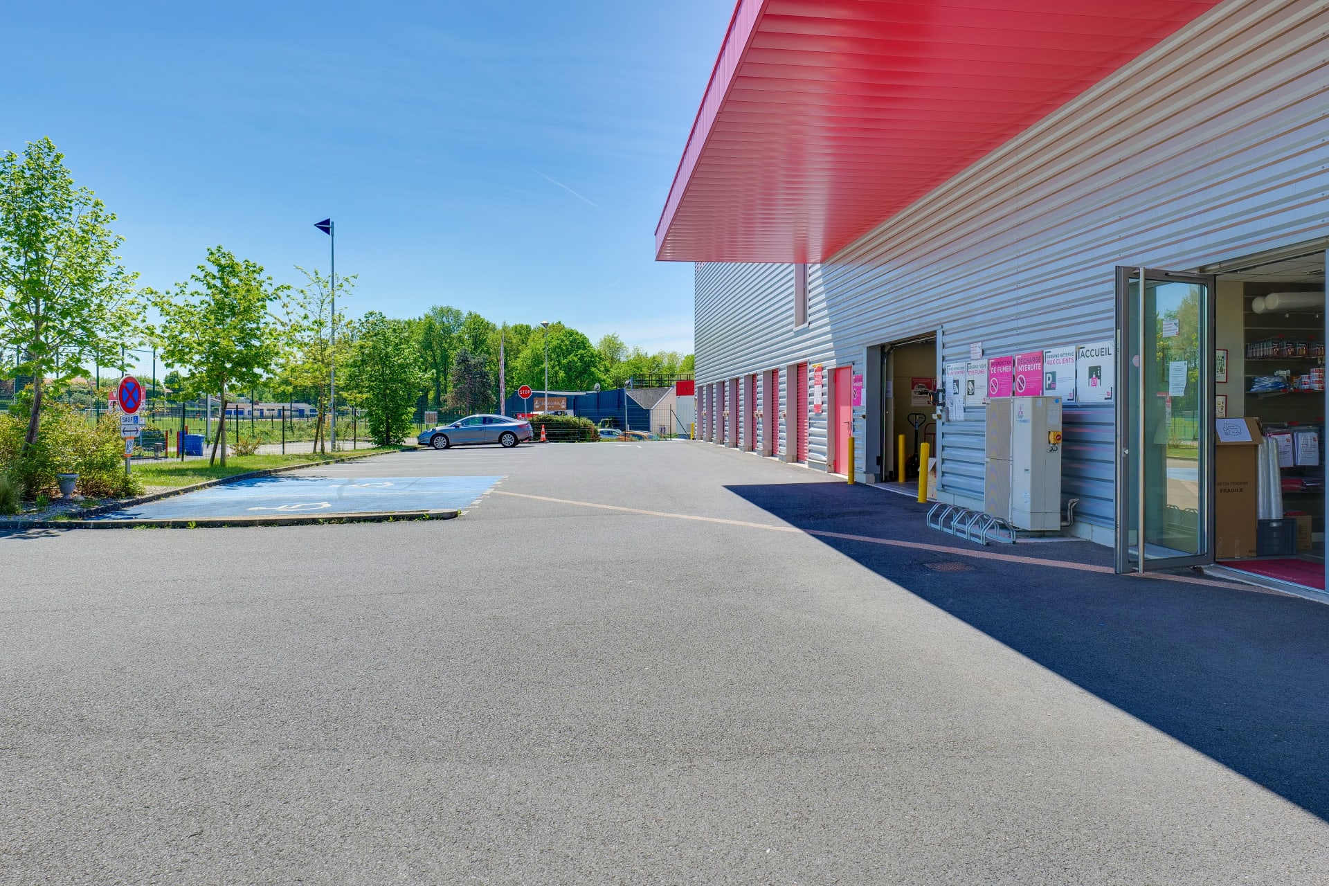 Allée extérieure longeant la façade et l'entrée vitrée, HOMEBOX Limoges, 8 Allée Louis Daubenton ZAC Beaubreuil à Limoges