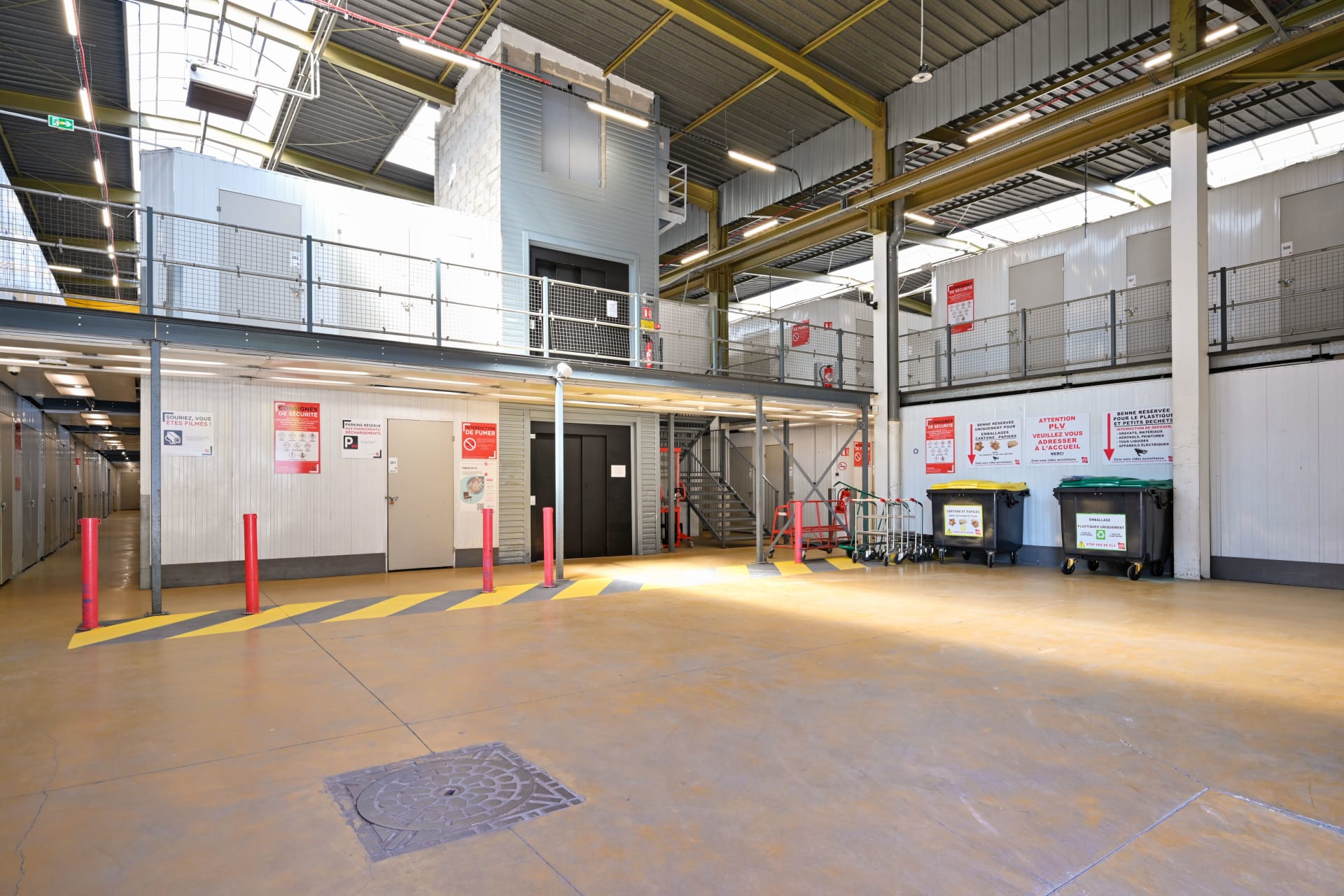 Large espace intérieur du centre HOMEBOX Bagnolet avec accès à l’ascenseur et zones de stockage.