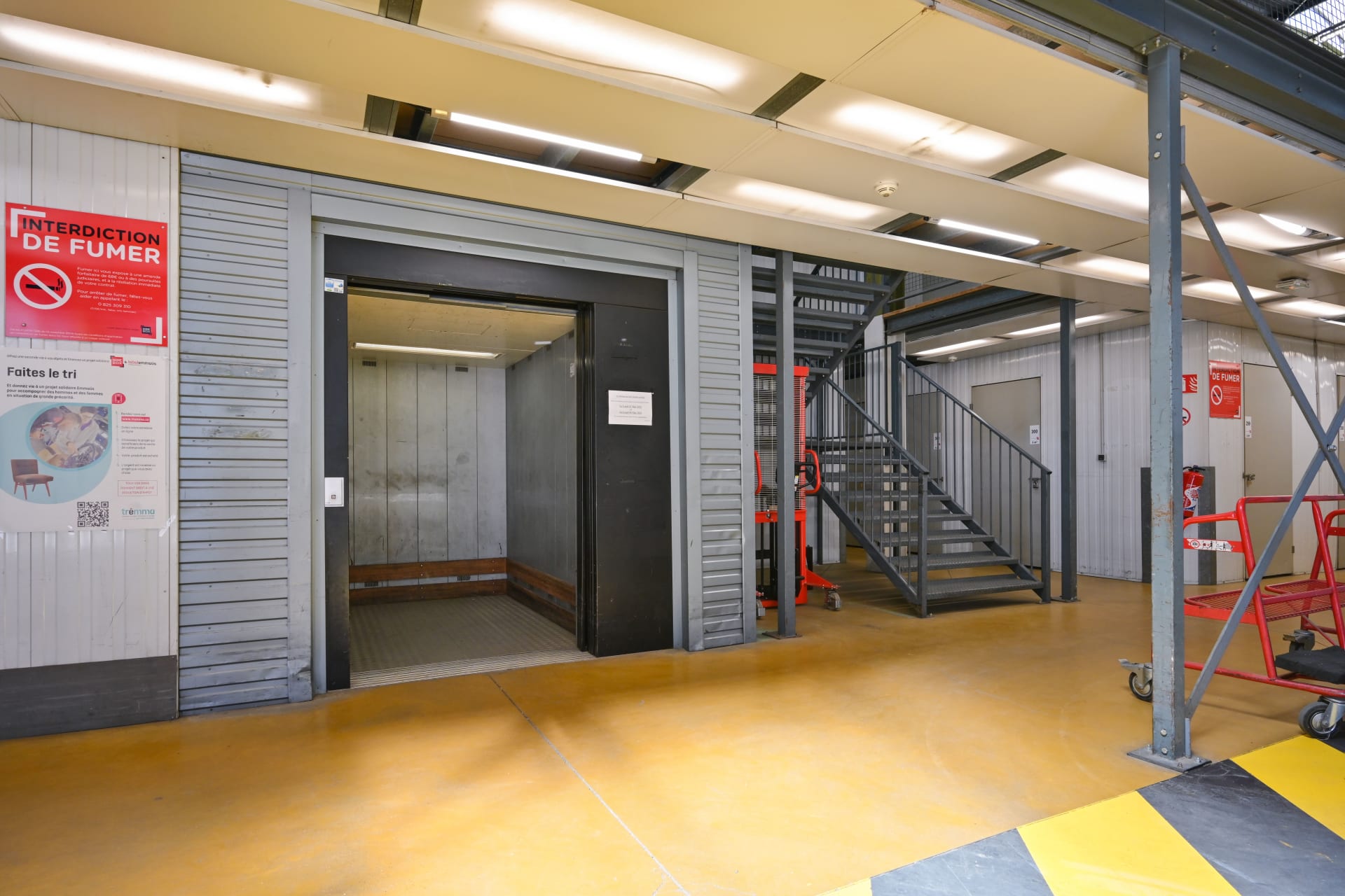 Ascenseur et escalier métallique dans la zone de stockage du centre HOMEBOX Bagnolet.