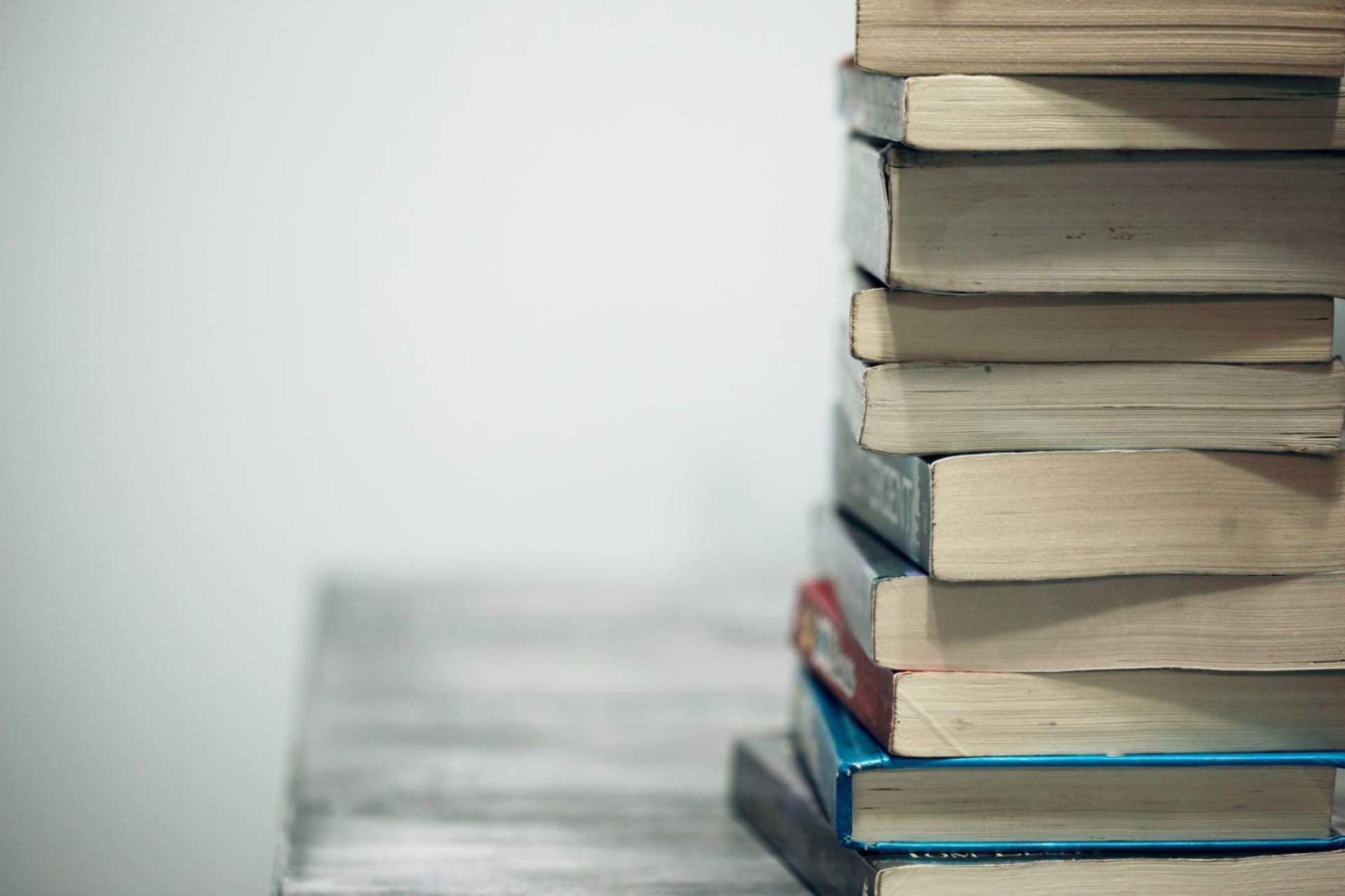 Pile de livres sur une table