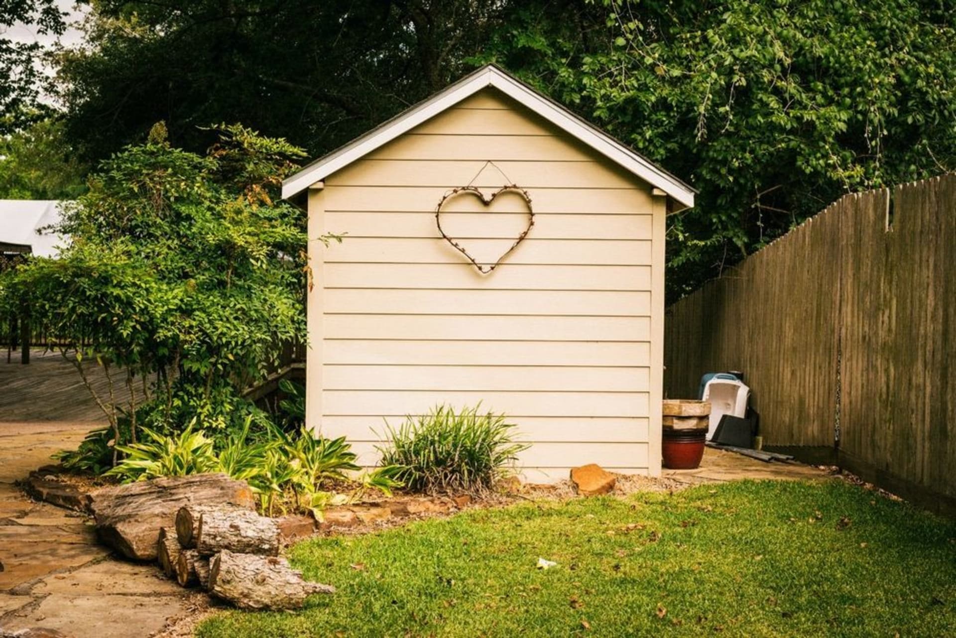 Abri de jardin blanc en bois