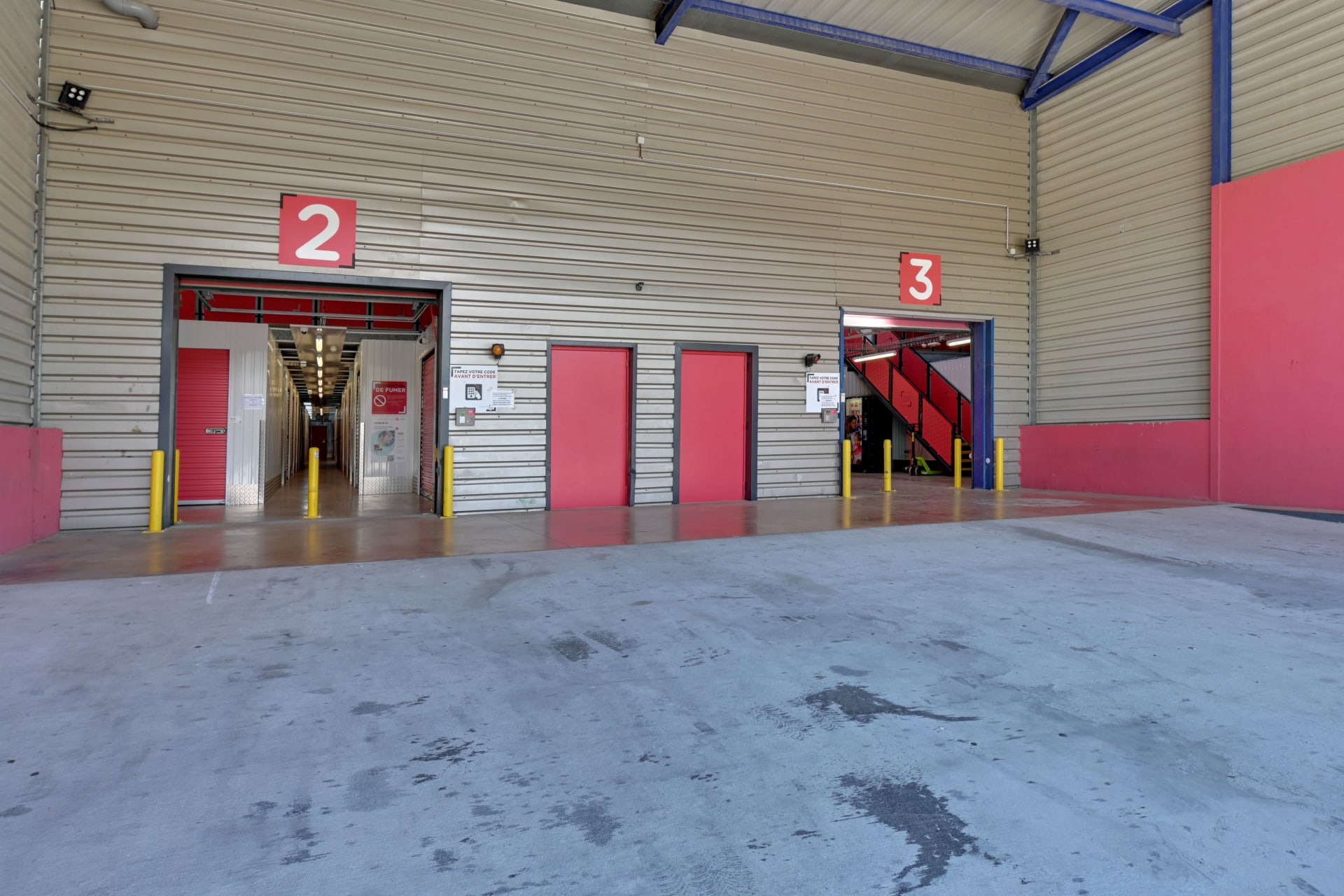Zone de quais couverts avec accès aux couloirs de boxes signalés par numéros rouges du centre HOMEBOX Toulon - La Farlède