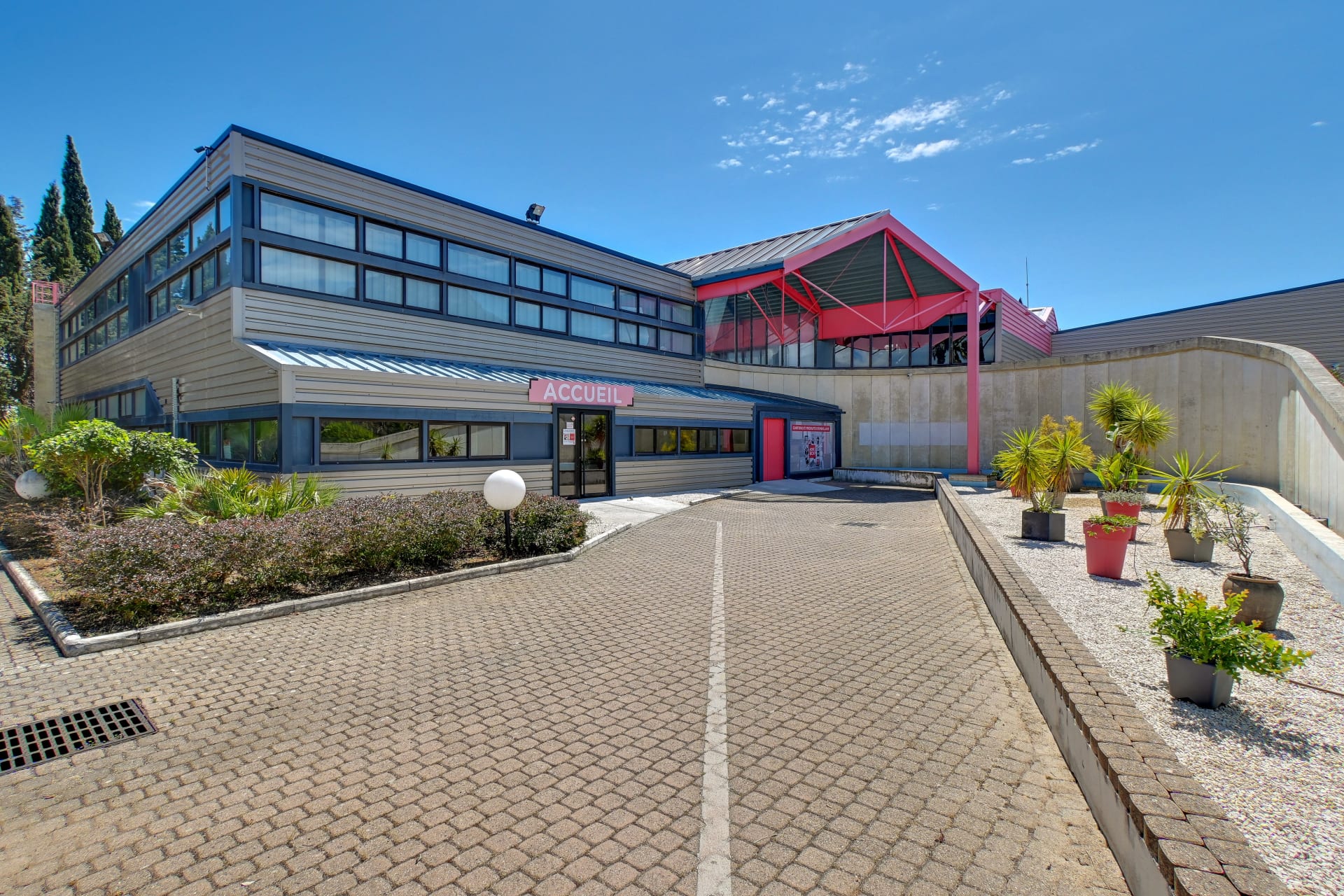 Façade moderne avec entrée accueil et auvent rouge sous ciel bleu, HOMEBOX Toulon - La Farlède, 200 ancienne route de la Garde à La Farlède