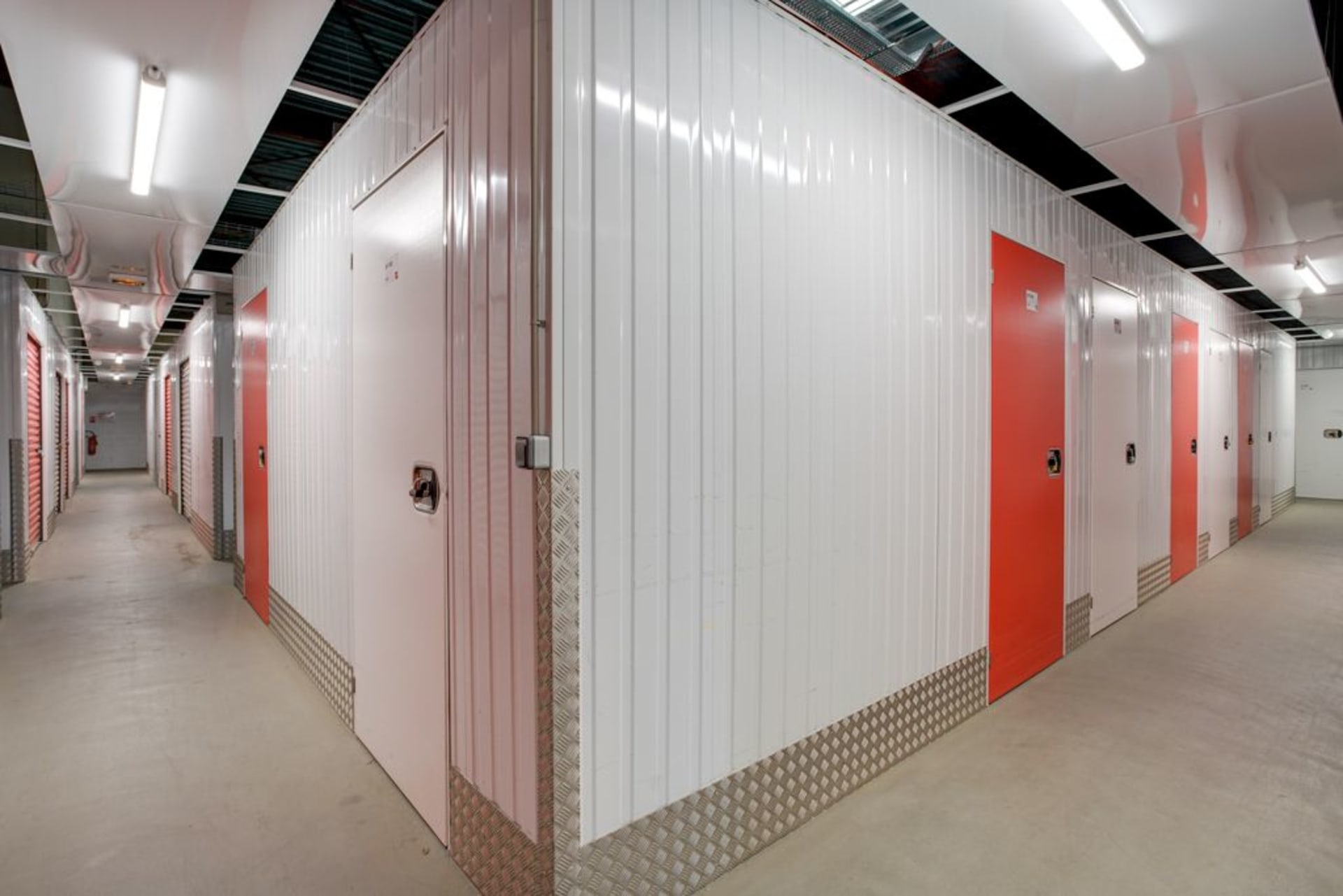 Couloir intérieur avec portes roulantes rouges au centre HOMEBOX Collégien.