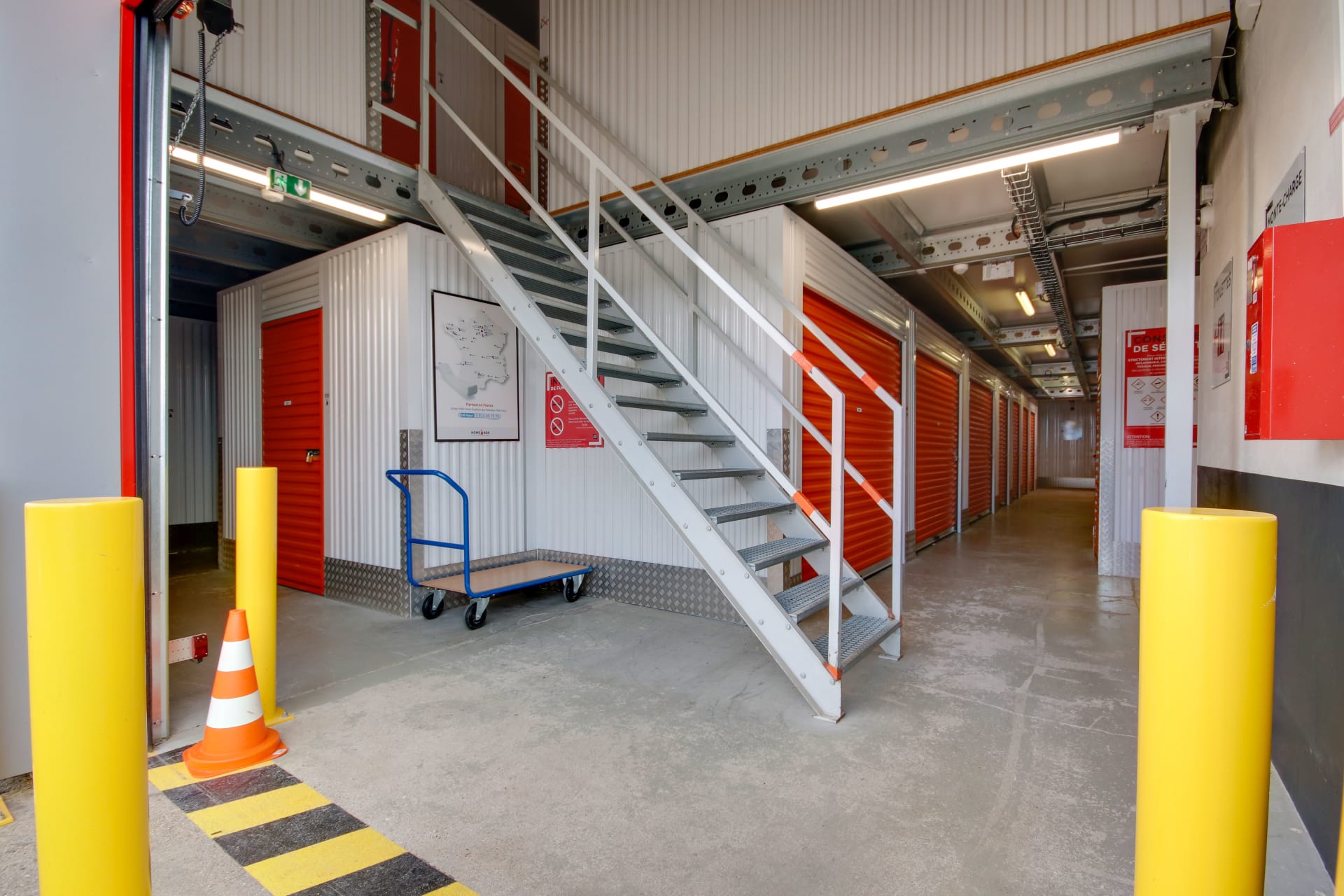 Escalier métallique donnant accès aux box rouges et blancs du centre HOMEBOX Dijon.