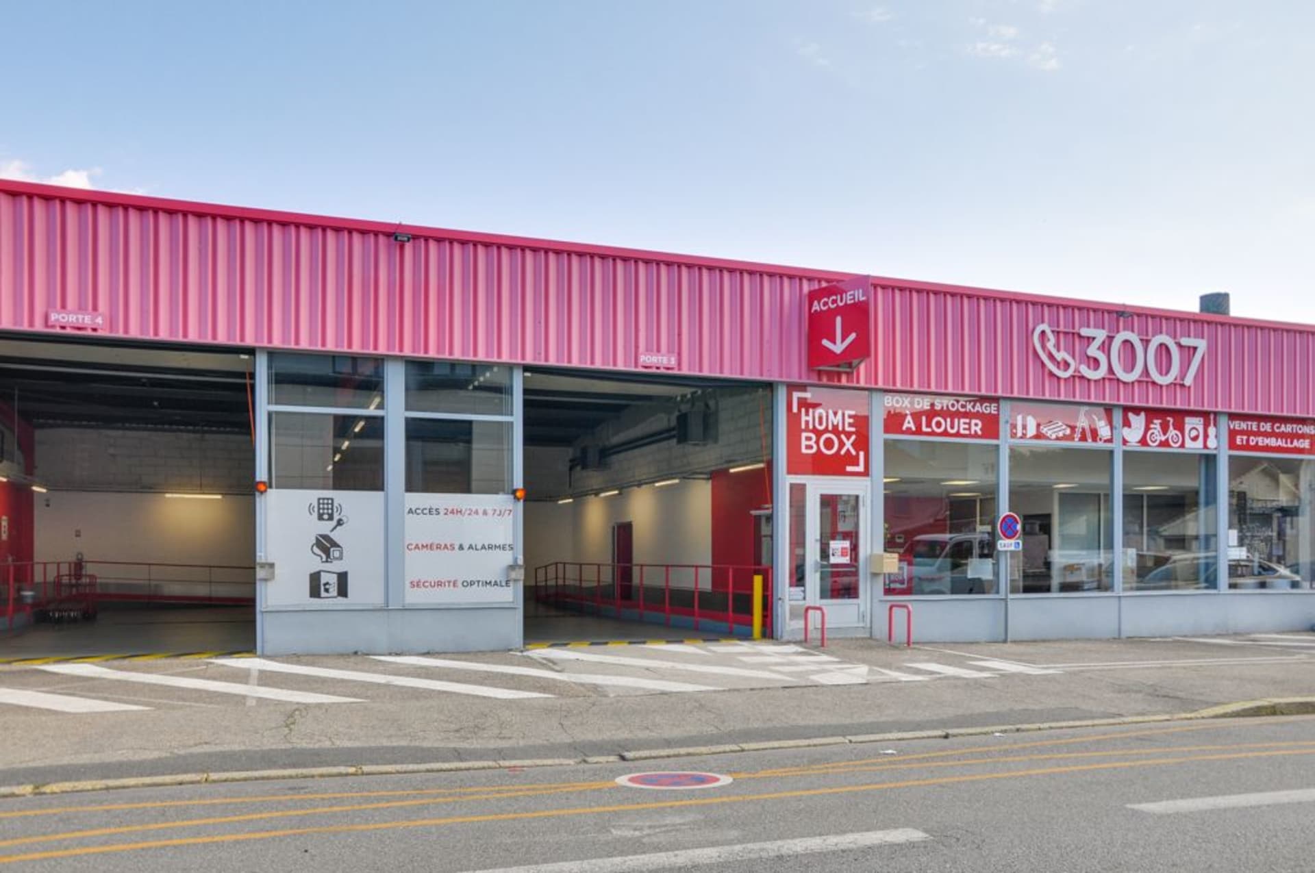 Bright pink facility entrance with loading docks and 24-7 access signs at HOMEBOX Saint-Etienne, 24 rue du Mont, Saint-Etienne