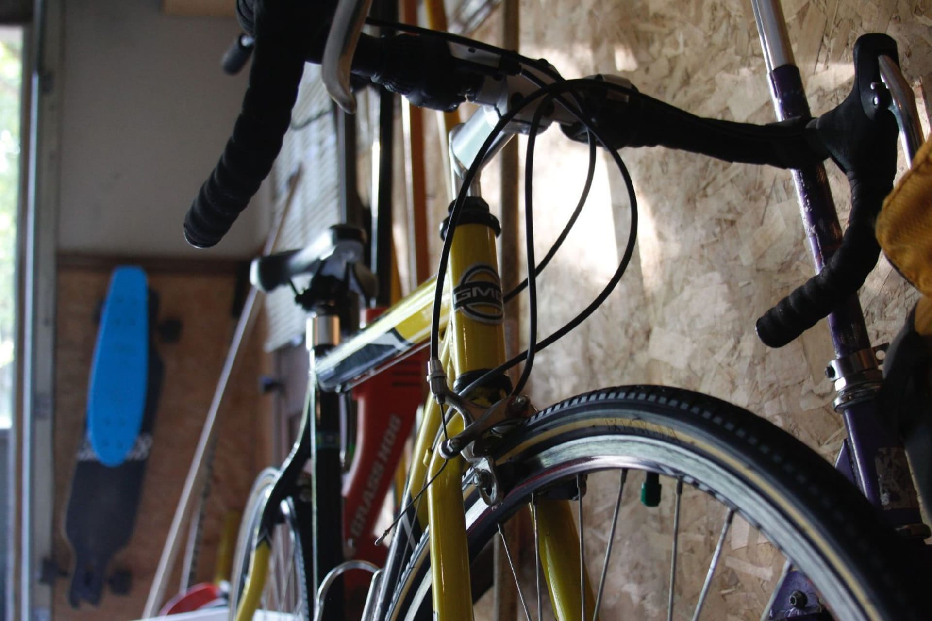 Vélo stocké dans un garage