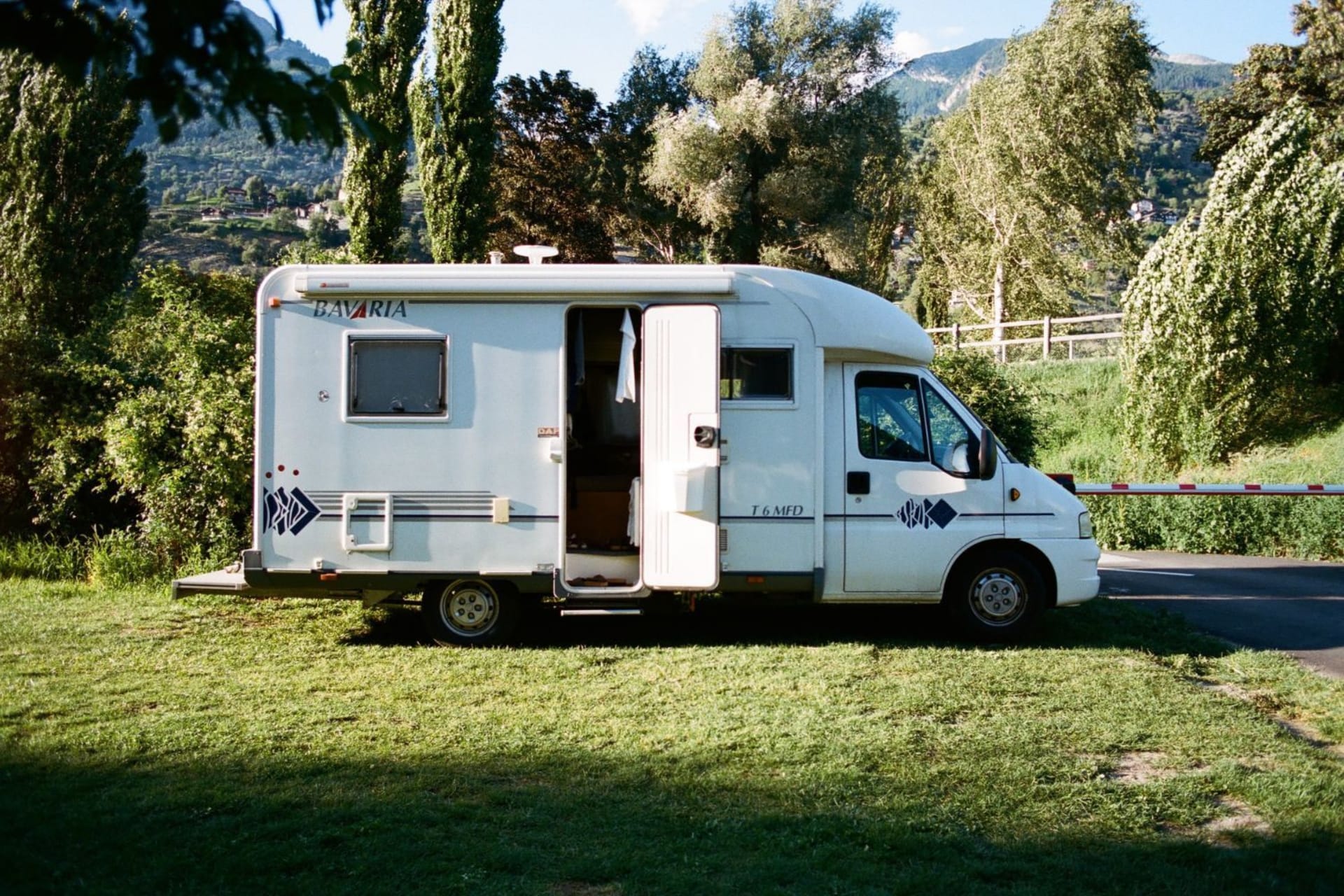 Camping-car dans un jardin