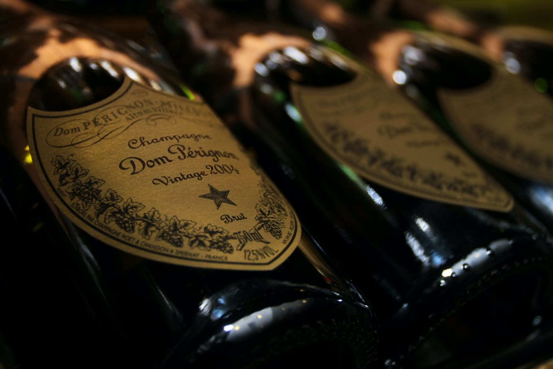 Gros plan sur des bouteilles de champagne de 20 ans d’âge
