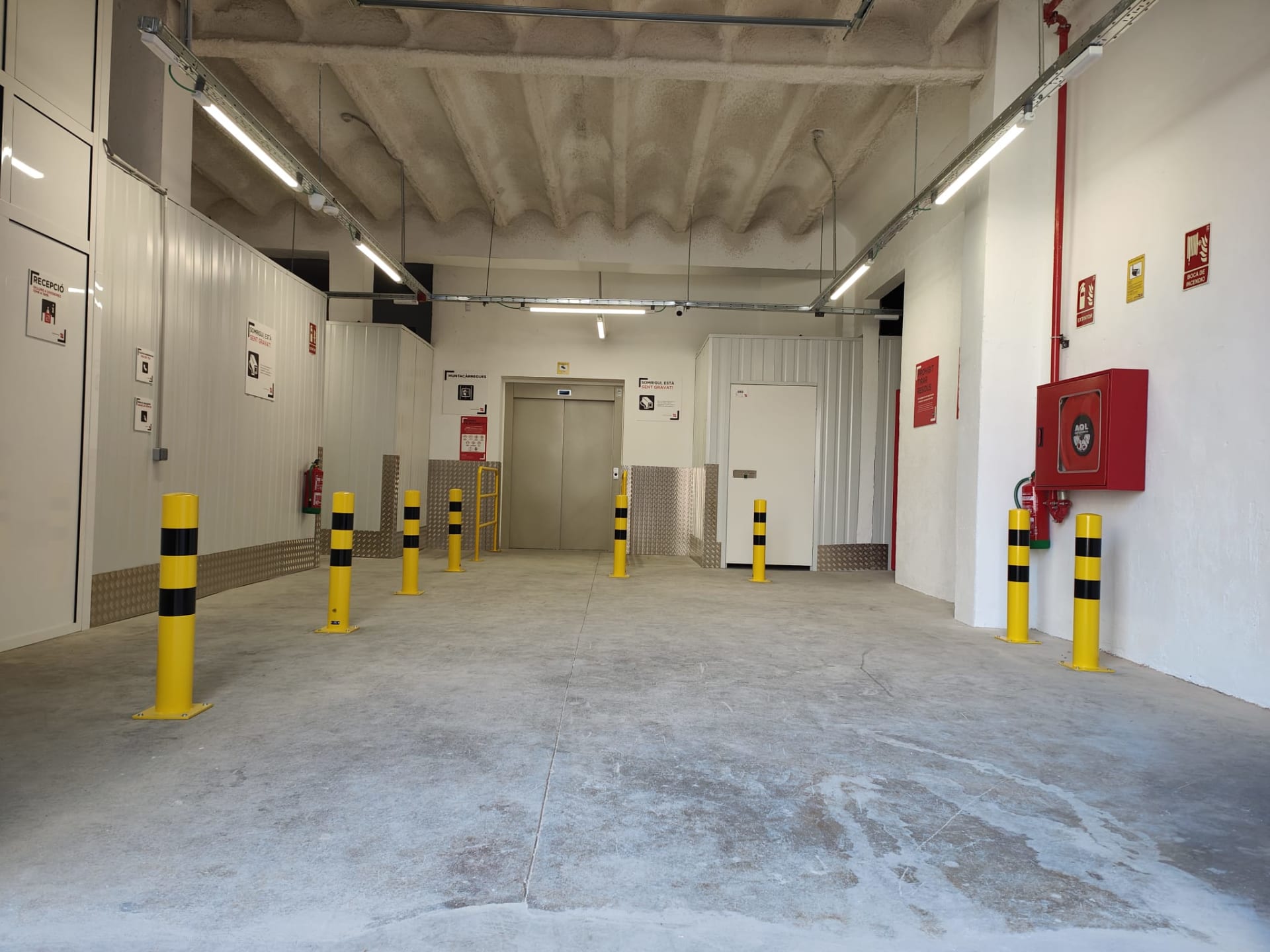 Zone de déchargement intérieure du centre HOMEBOX Barcelona - Sant Andreu avec accès à l’ascenseur.