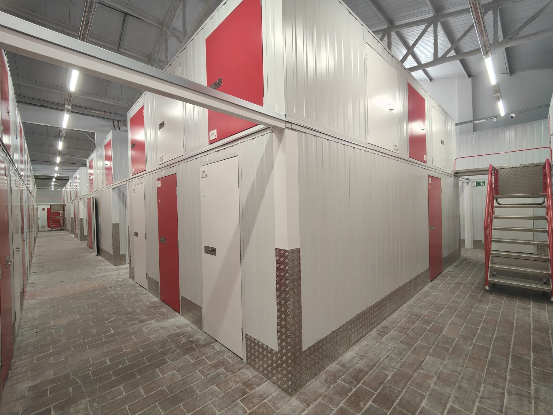 Allée centrale du centre HOMEBOX Barcelona - Sant Andreu avec box au rez-de-chaussée et à l’étage.