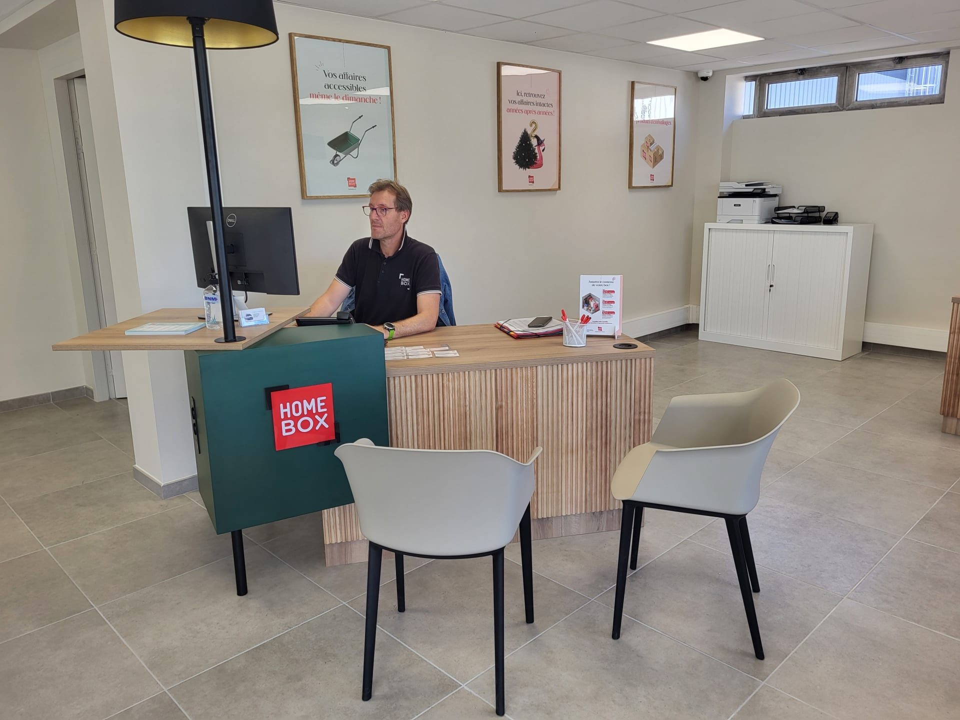 Bureau d’accueil du centre HOMEBOX Annecy Nord avec agent derrière le comptoir et espace client.