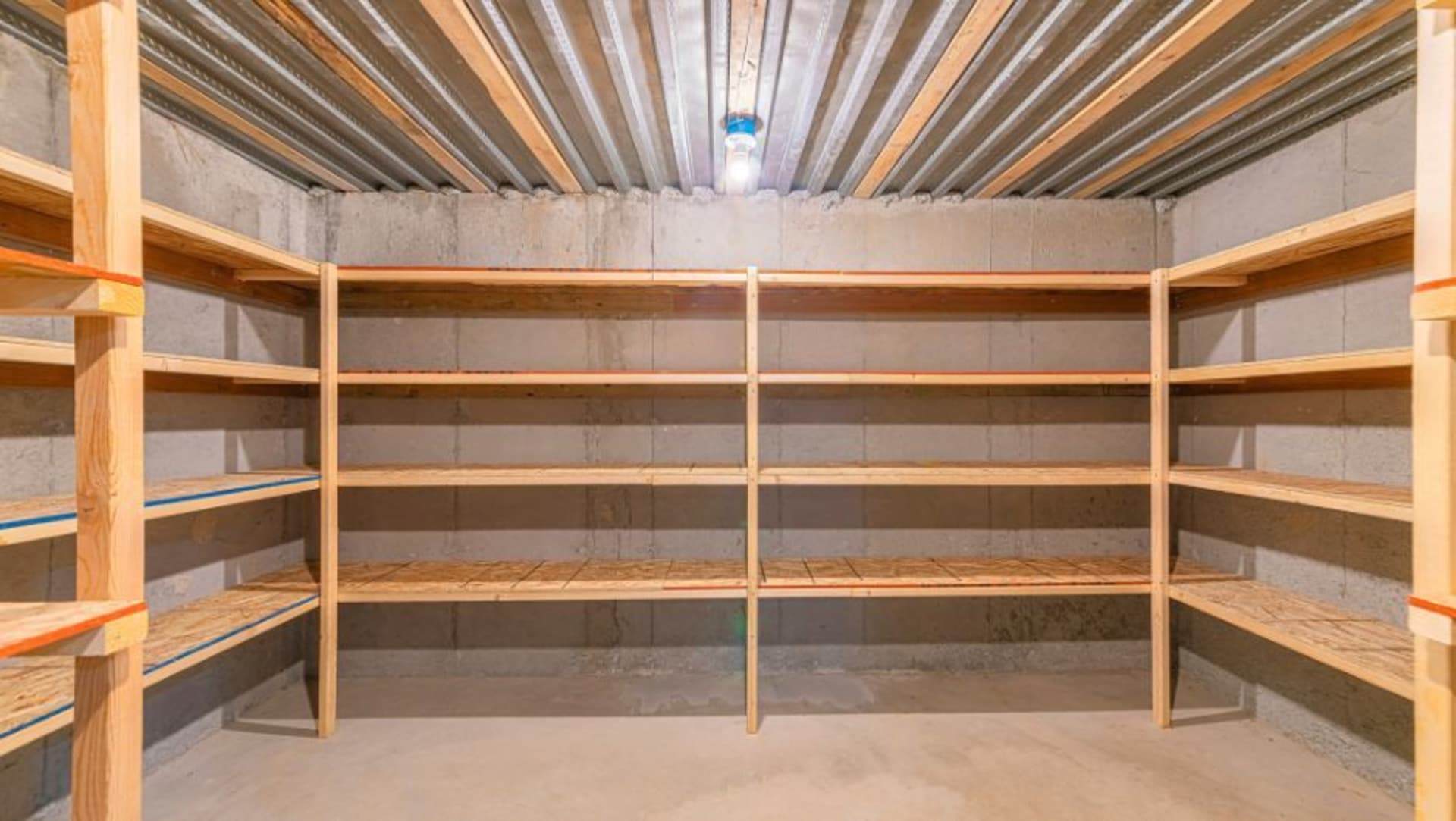 Cave vide entièrement équipée d’étagères en bois