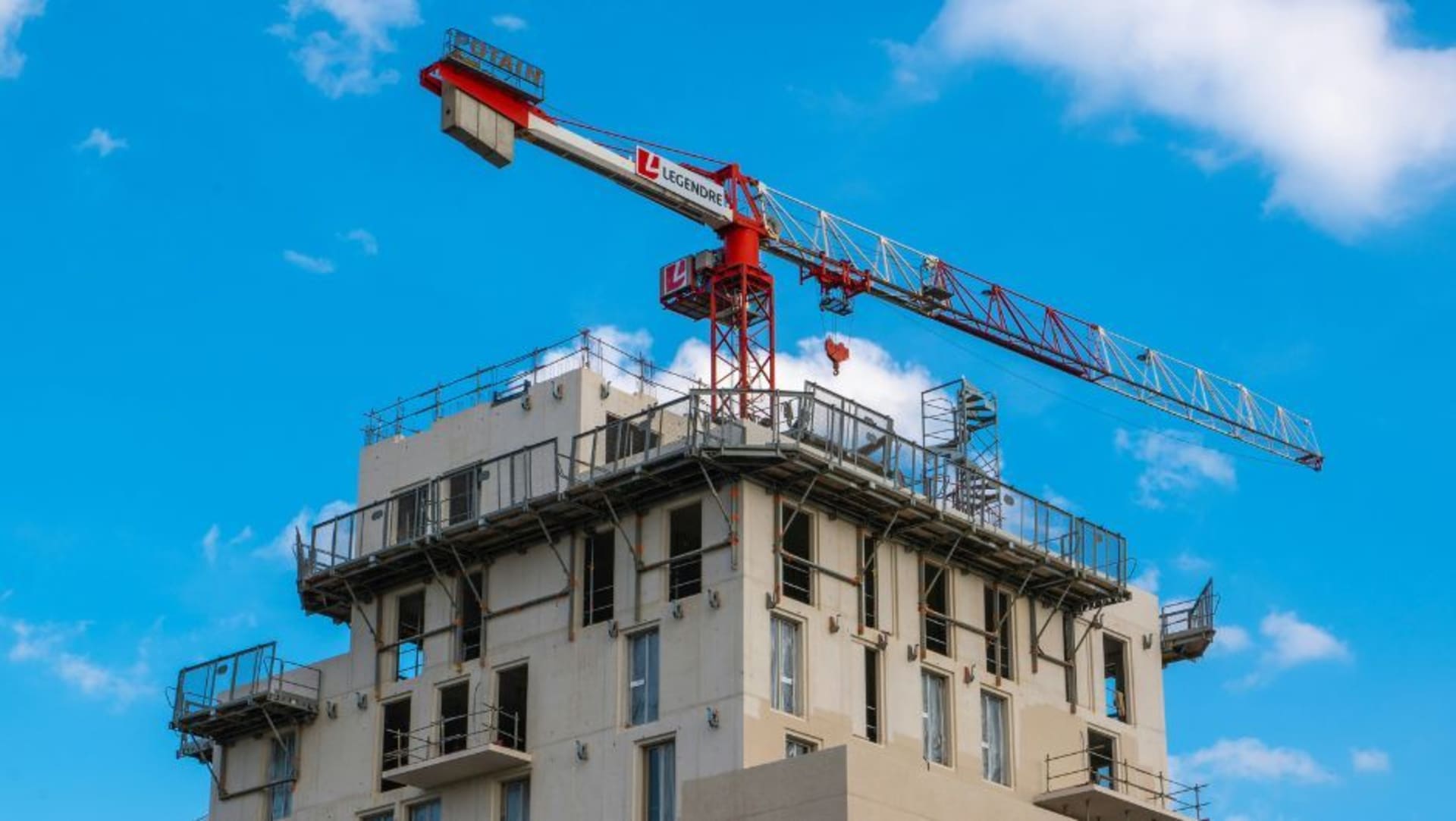 Immeuble en construction surplombé par une grue