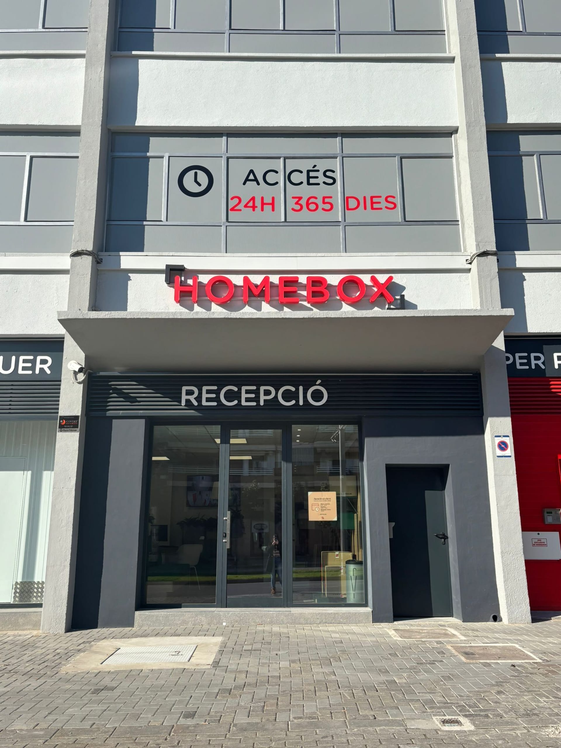 Fachada de la recepción con cartelería 'Accés 24H 365 dies' del centro HOMEBOX Barcelona Esplugues, Av. De Cornellá 130, Esplugues de Llobregat