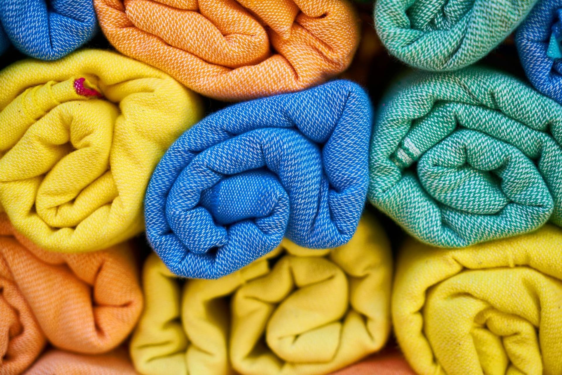 Vêtements multicolores enroulés