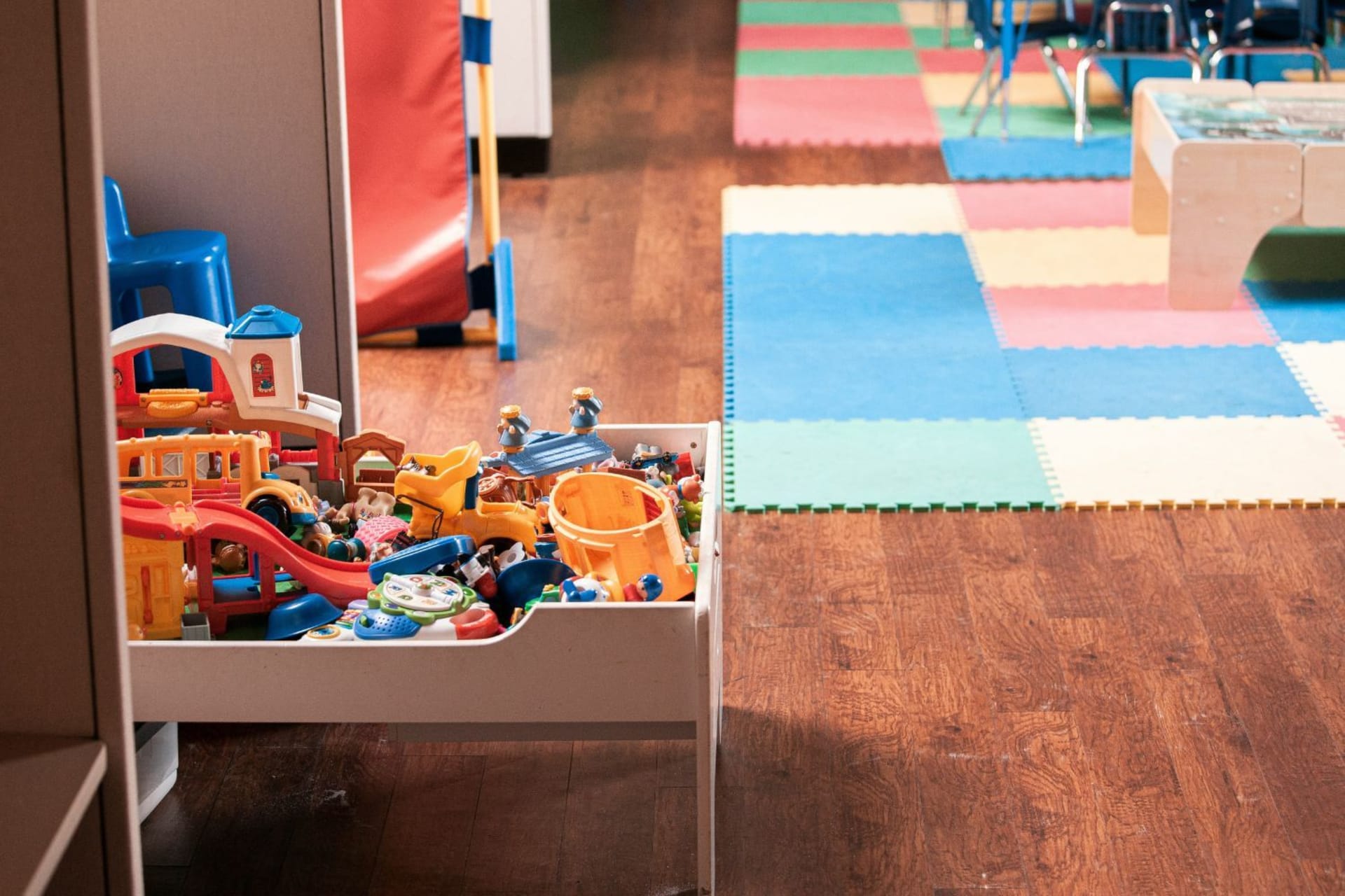 Jeux et tapis dans une crèche