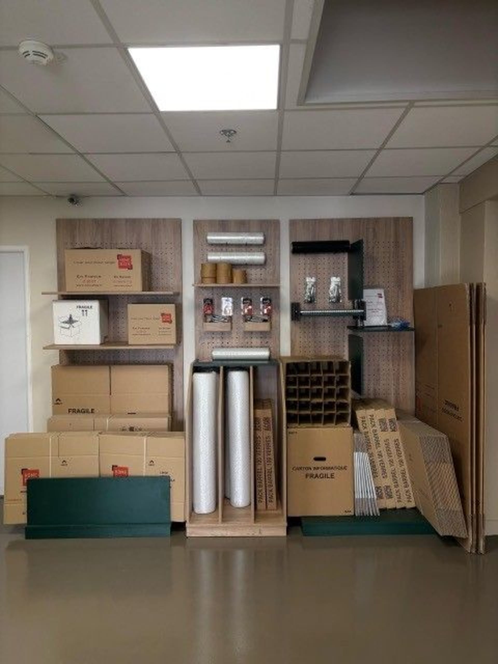 Présentoir de cartons de déménagement et fournitures d'emballage du centre HOMEBOX Paris Ternes