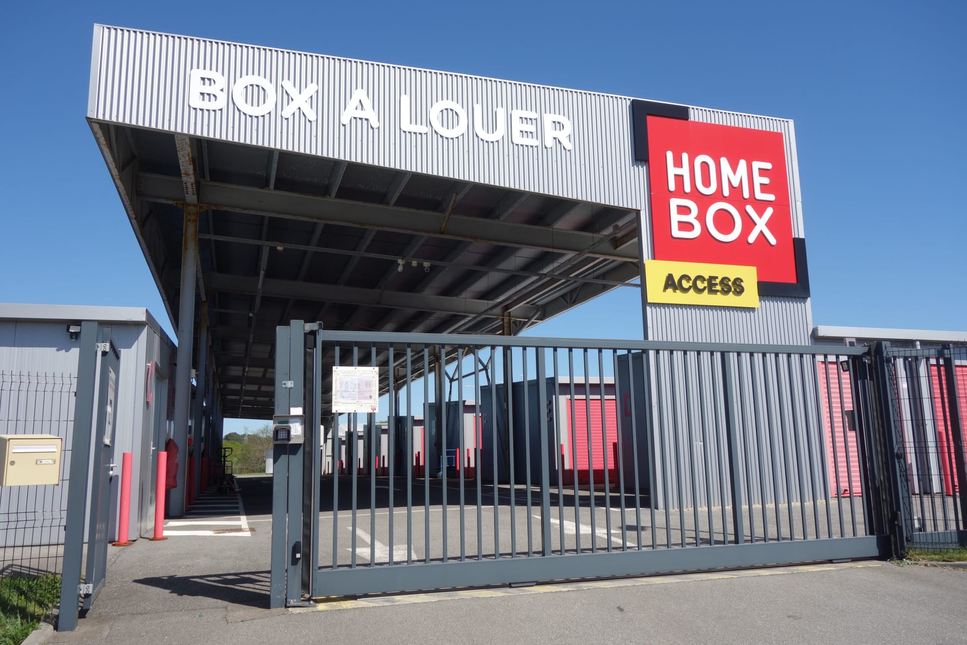 Auvent box à louer et portail d'accès Access, HOMEBOX Vannes Sud, Allée Nicolas Appert à Vannes