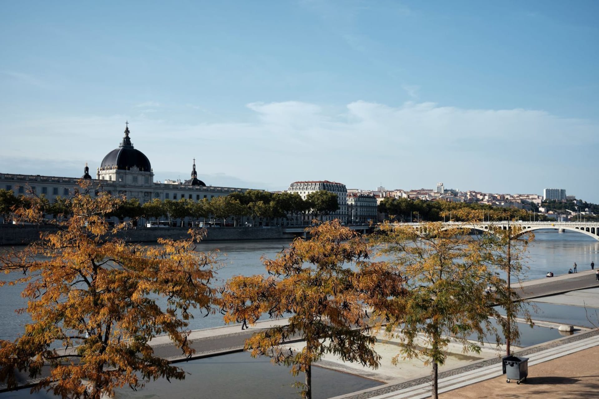 Vue sur les espaces piétons des quais à Lyon