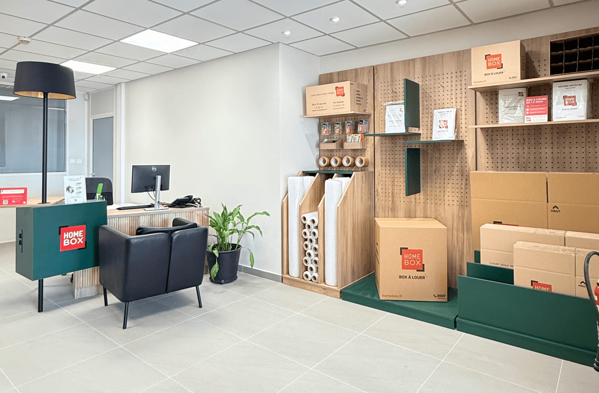 Espace d'accueil avec présentoir de fournitures de déménagement du centre HOMEBOX La Villette-Aubervilliers