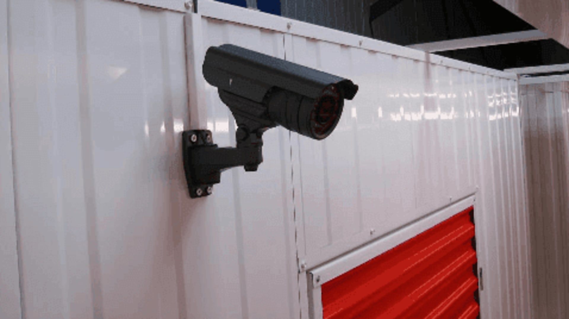 Caméra de vidéosurveillance installée dans un couloir du centre HOMEBOX Brie.
