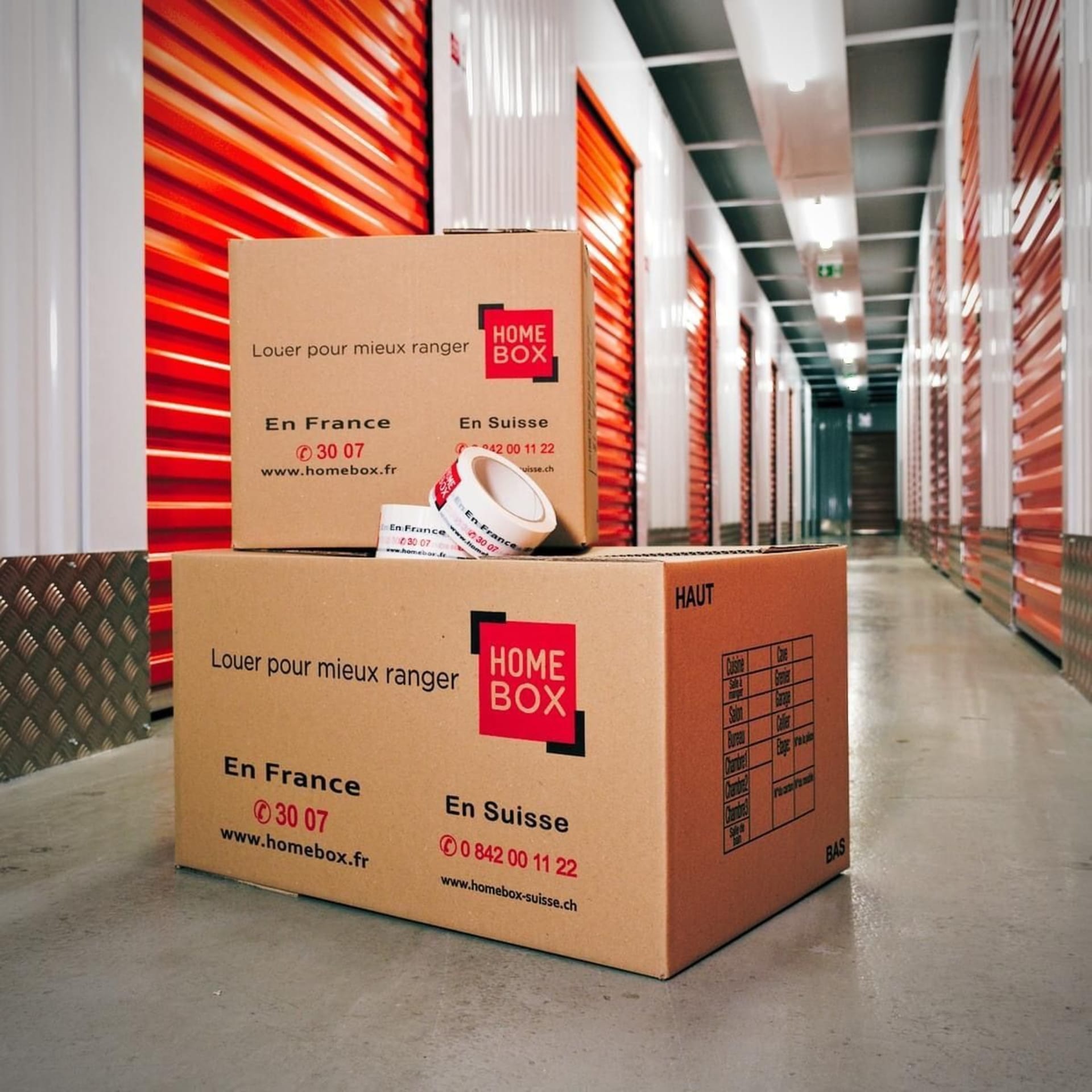 Cartons de déménagement HOMEBOX posés dans un couloir du centre HOMEBOX Châteauroux.