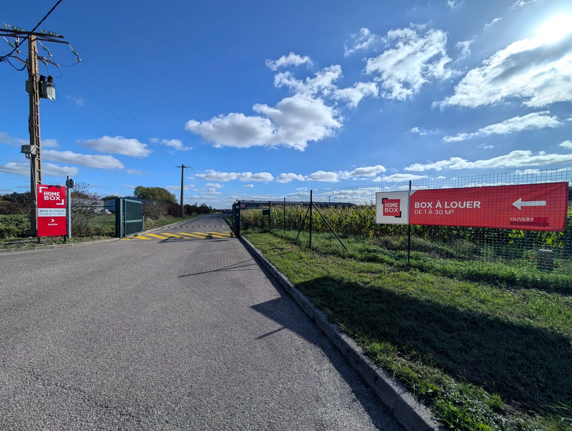 Entrée du parking avec portail et signalétique box à louer, HOMEBOX Dunkerque, 222 Rte de Téteghem à Téteghem-Coudekerque-Village