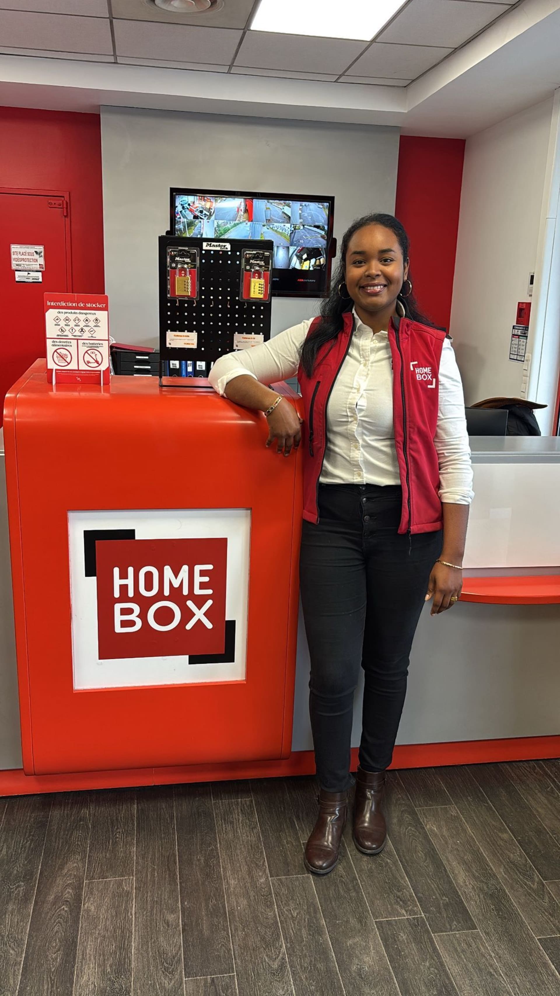 Image d'une collaboratrice HOMEBOX à l'accueil de l'agence.