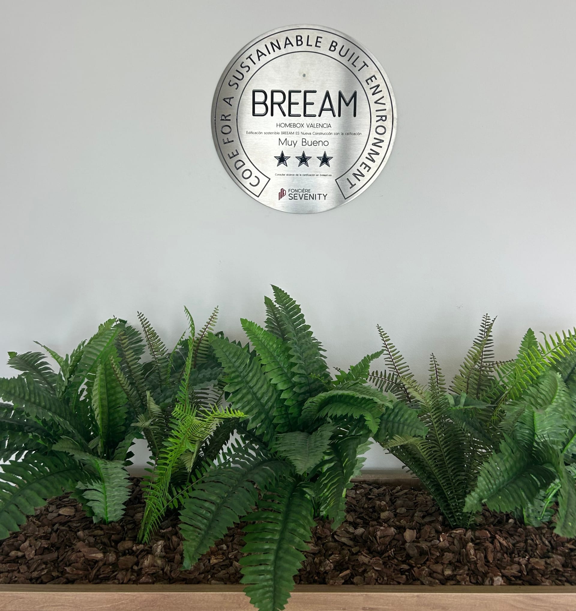 BREEAM Muy Bueno three-star sustainable building certification plaque at HOMEBOX Valencia