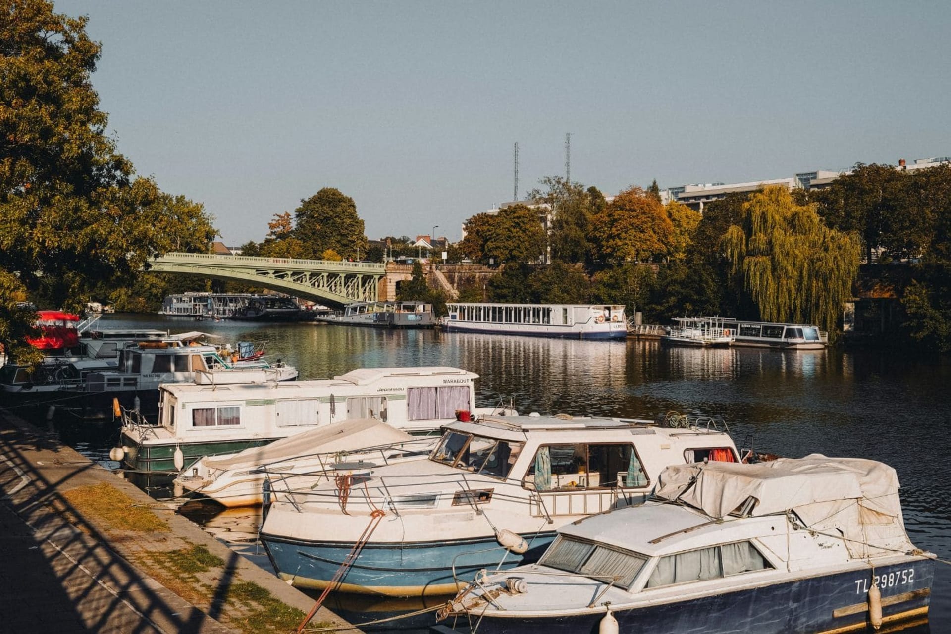 Vue sur les bateaux de plaisance des bords de l’Erdre en fin de journée