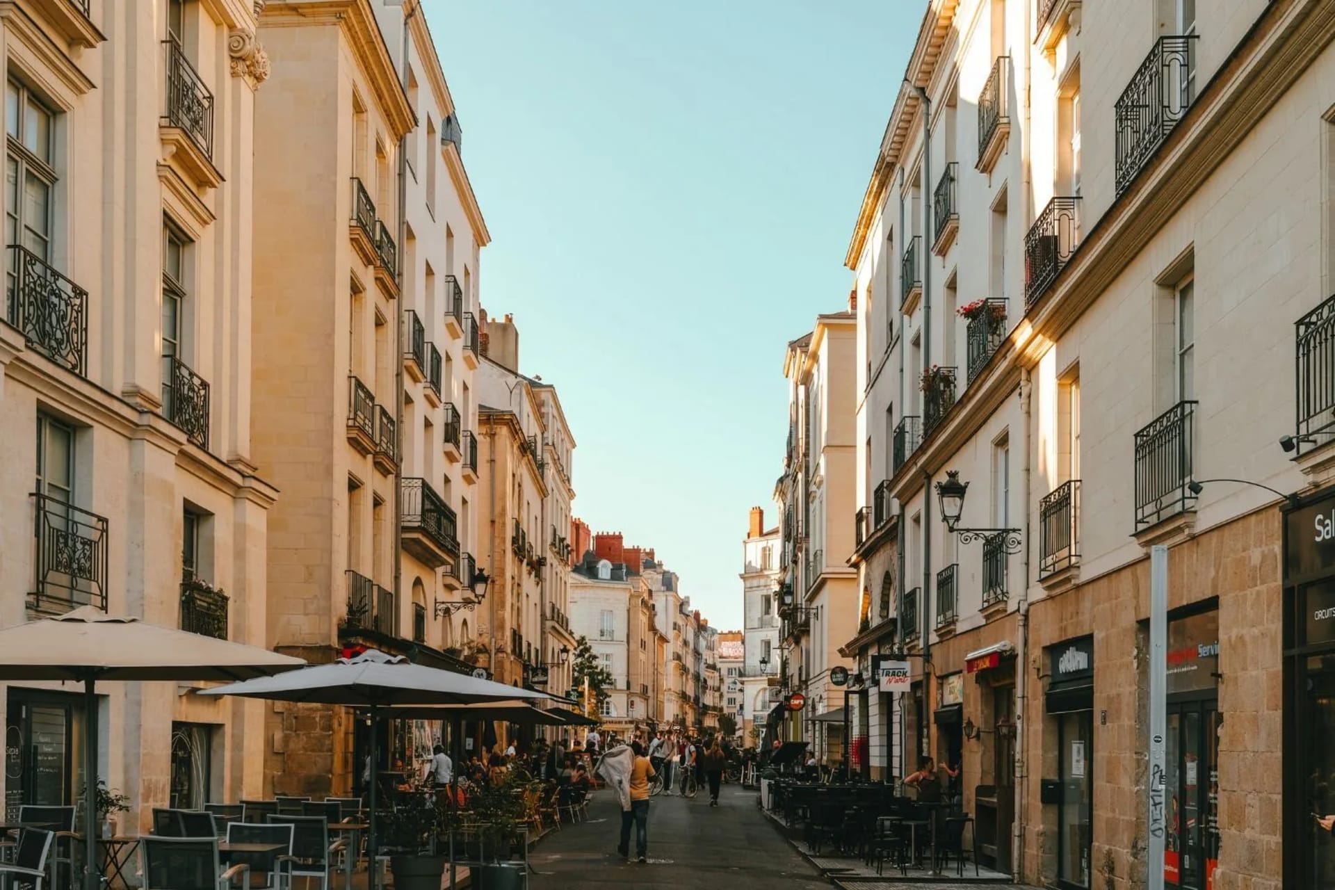 Rue piétonne de Nantes en fin de journée, plusieurs piétons et terrasses