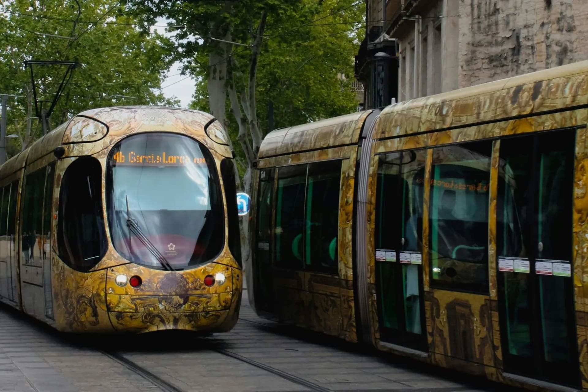 Deux tramways jaunes se croisant à Montpellier