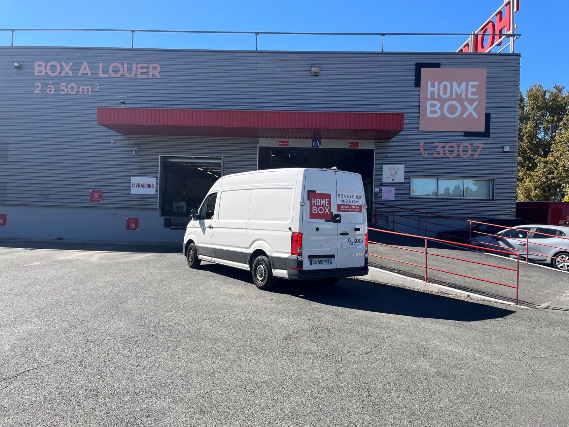 Façade extérieure avec camion de livraison et utilitaires devant le centre HOMEBOX Bordeaux Bruges, 1 rue de L'Hermite à Bruges