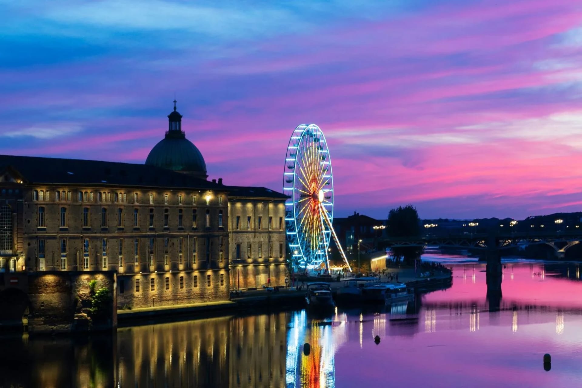 Vue sur le dôme de la Grave et la Grande Roue au soleil couchant, ciel dégagé et rose