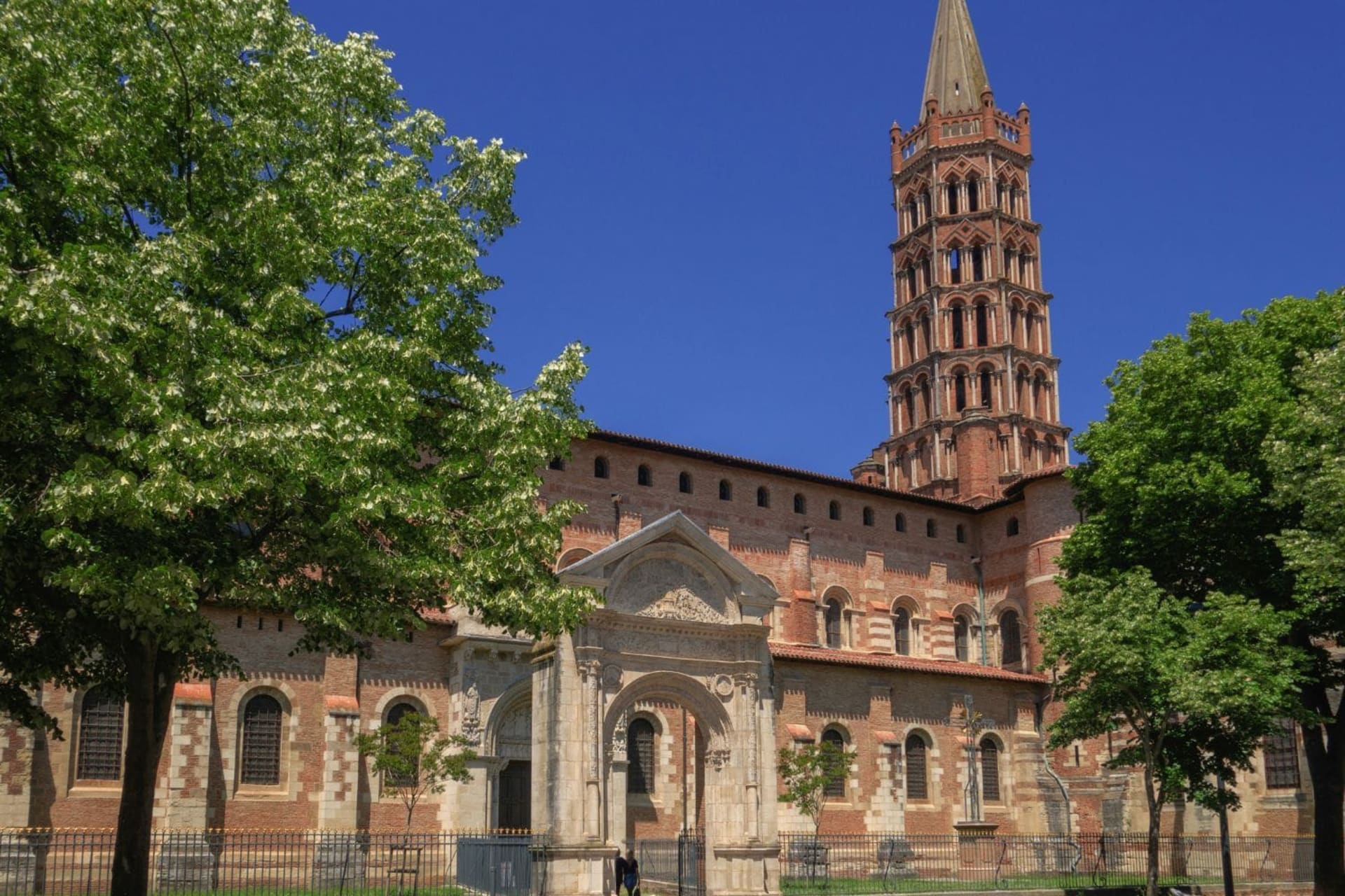 Basilique ocre de Saint-Sernin par beau temps