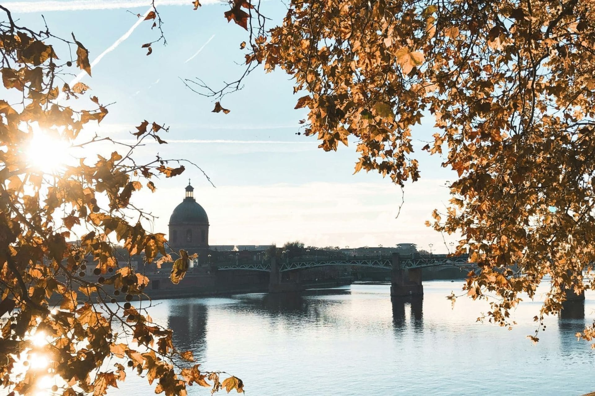 Vue sur le dôme de la Grave depuis le quai Lombard en fin de journée