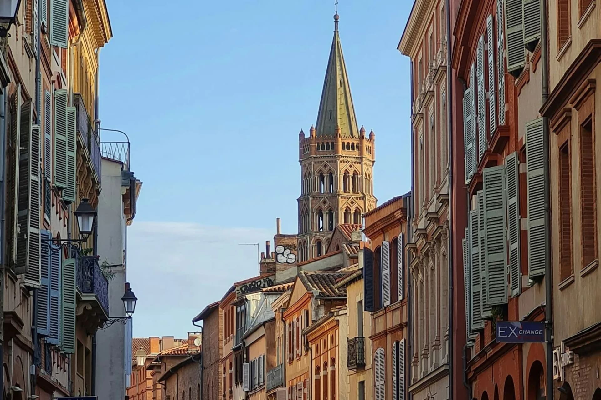 Rue du centre historique de Toulouse par beau temps
