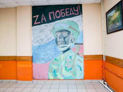 Школьники в Мытищах нарисовали воина-защитника на стене родной школы